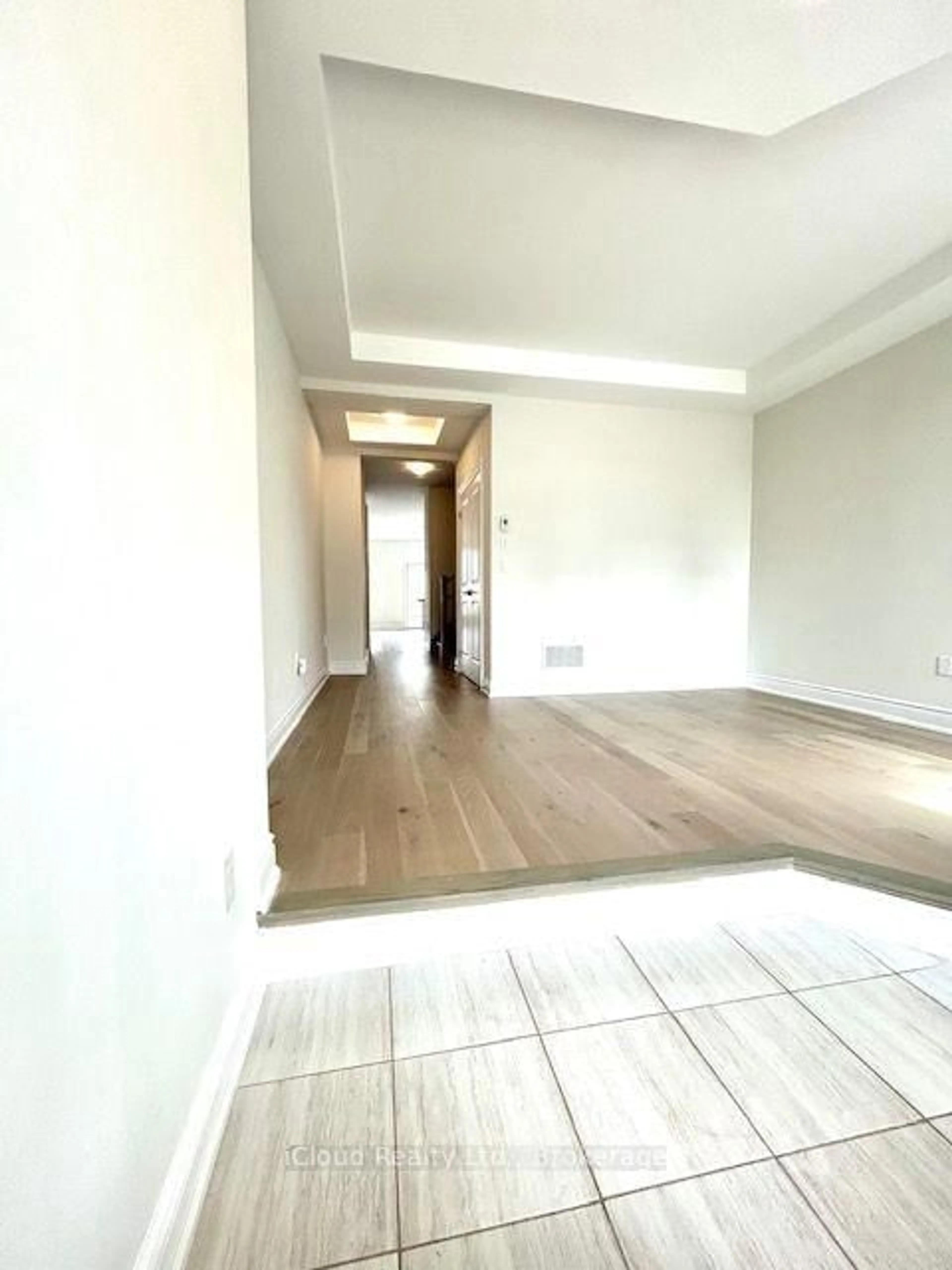 A pic of a room for 1305 Merton Rd, Oakville Ontario L6M 5L8