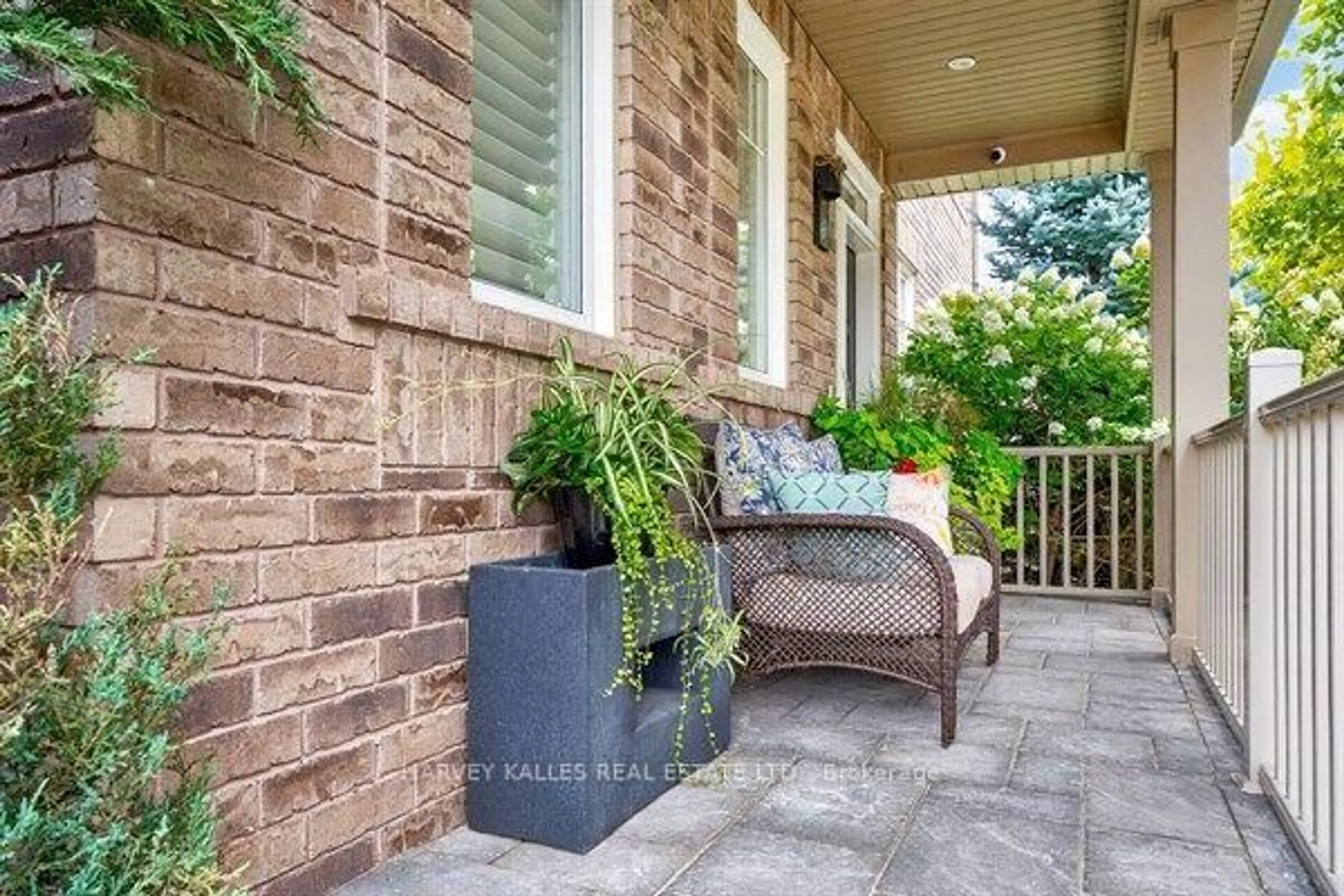 Patio, street for 180 Leiterman Dr, Milton Ontario L9T 8B5