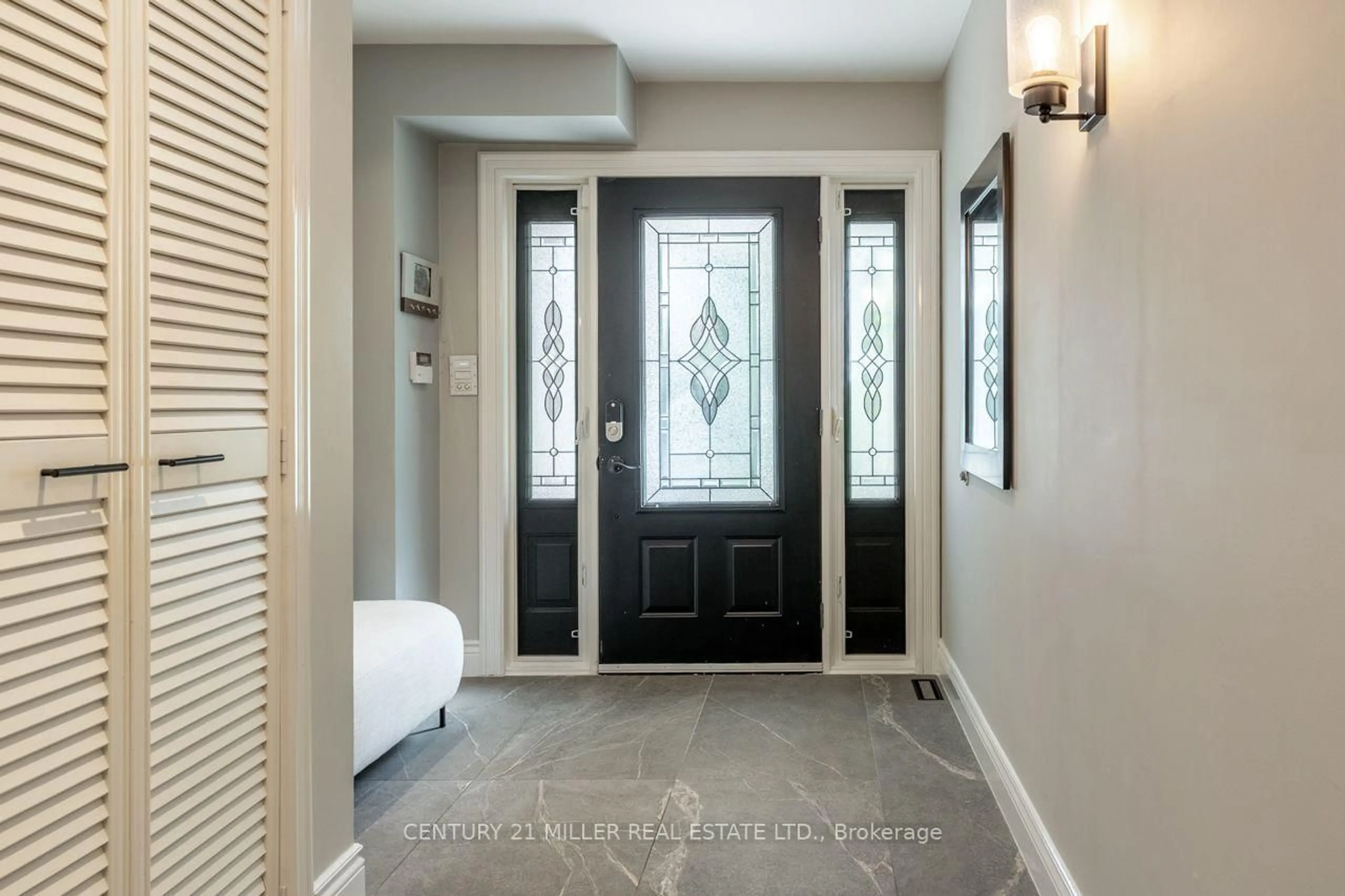 Indoor entryway for 619 Moorelands Cres, Milton Ontario L9T 4B3