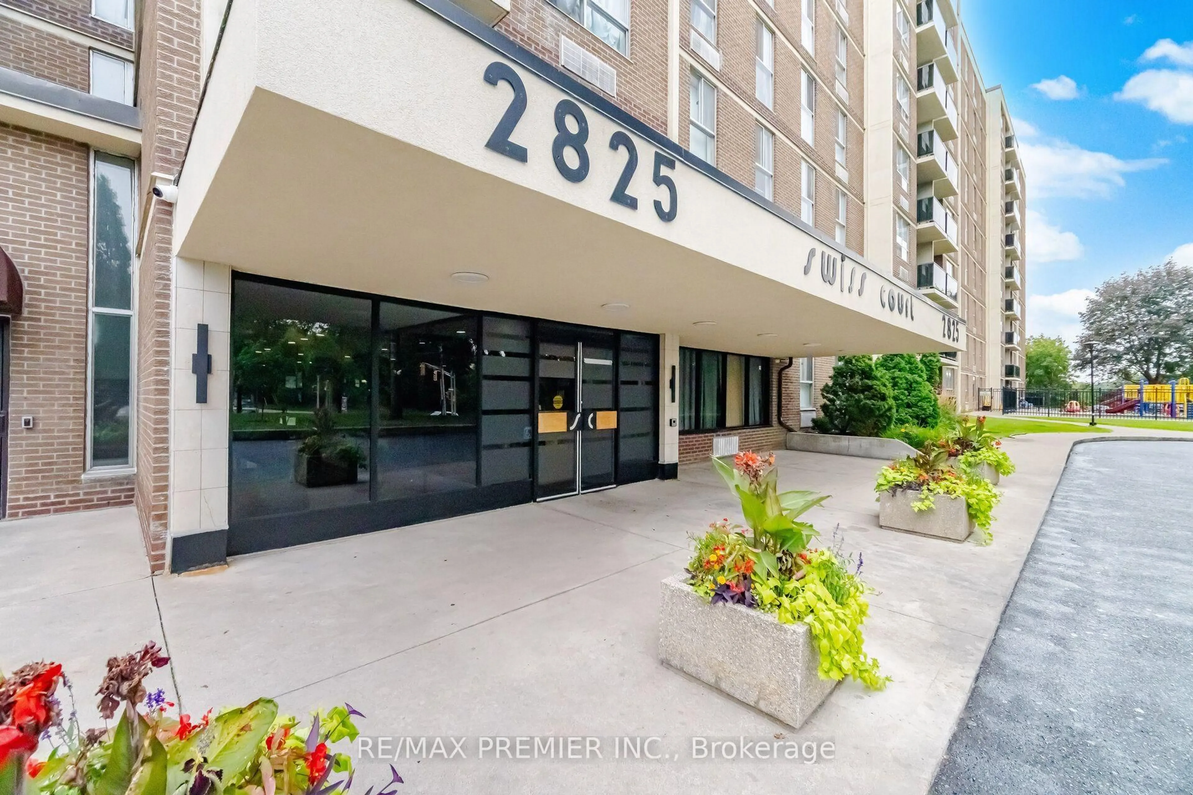Indoor foyer for 2825 Islington Ave #406, Toronto Ontario M9L 2K1