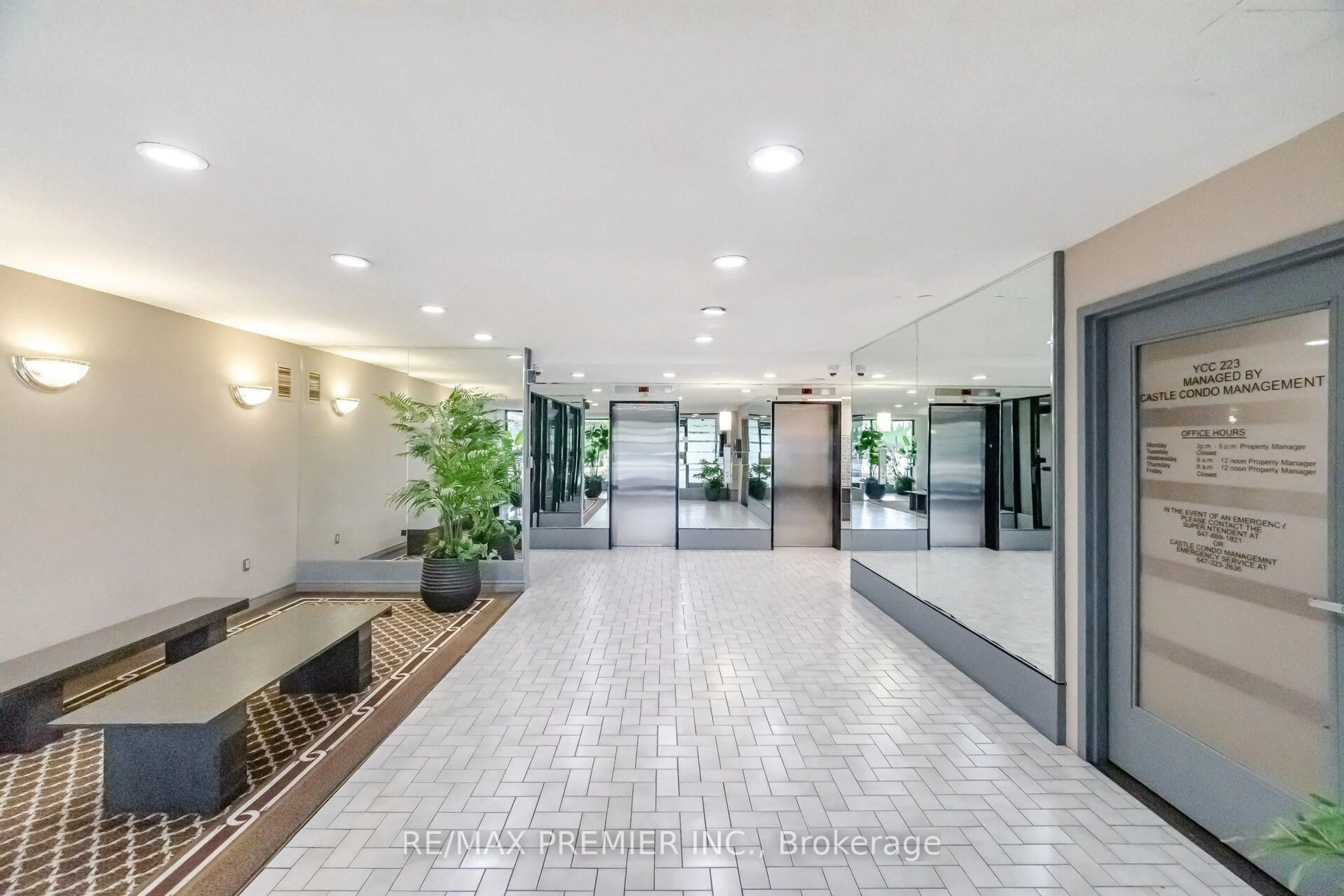Indoor foyer for 2825 Islington Ave #406, Toronto Ontario M9L 2K1