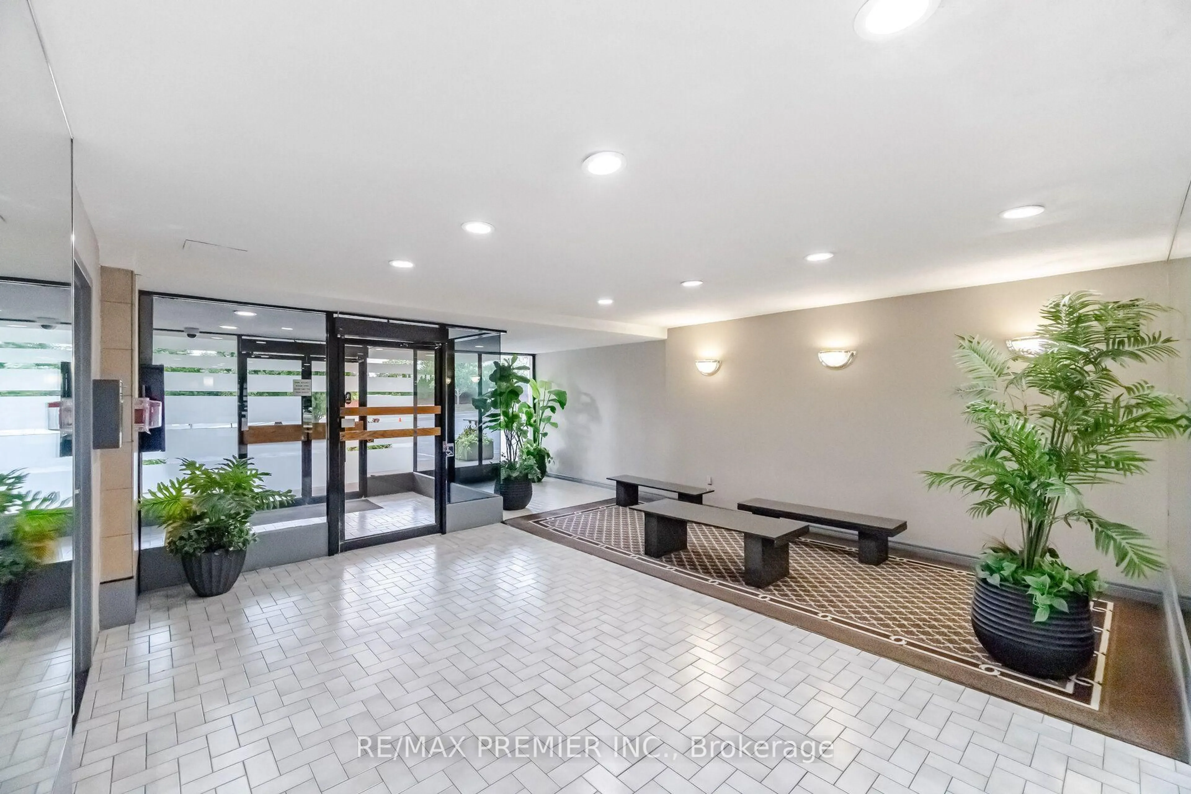 Indoor foyer for 2825 Islington Ave #406, Toronto Ontario M9L 2K1