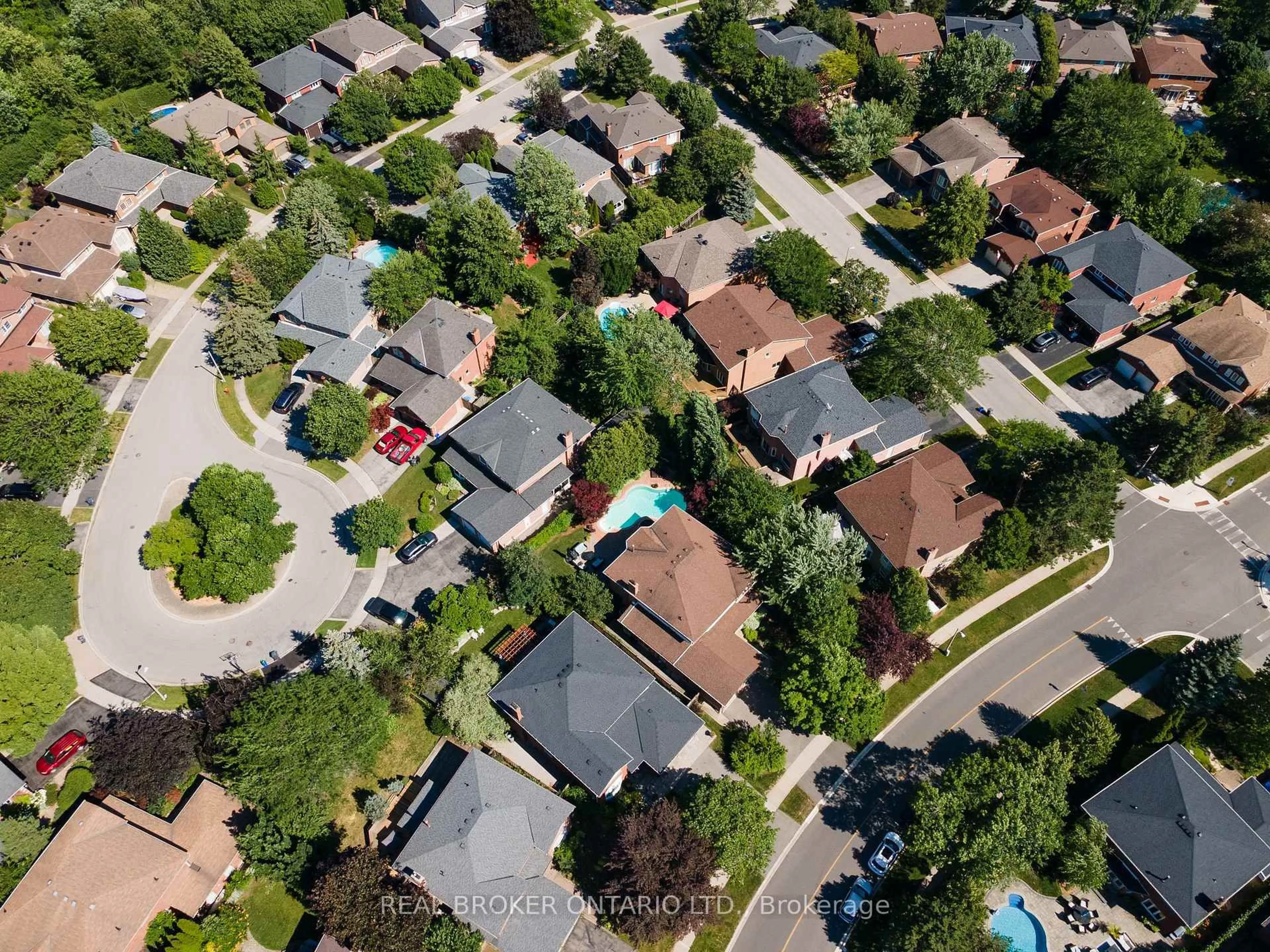 A pic from outside/outdoor area/front of a property/back of a property/a pic from drone, street for 1291 Windrush Dr, Oakville Ontario L6M 1W4