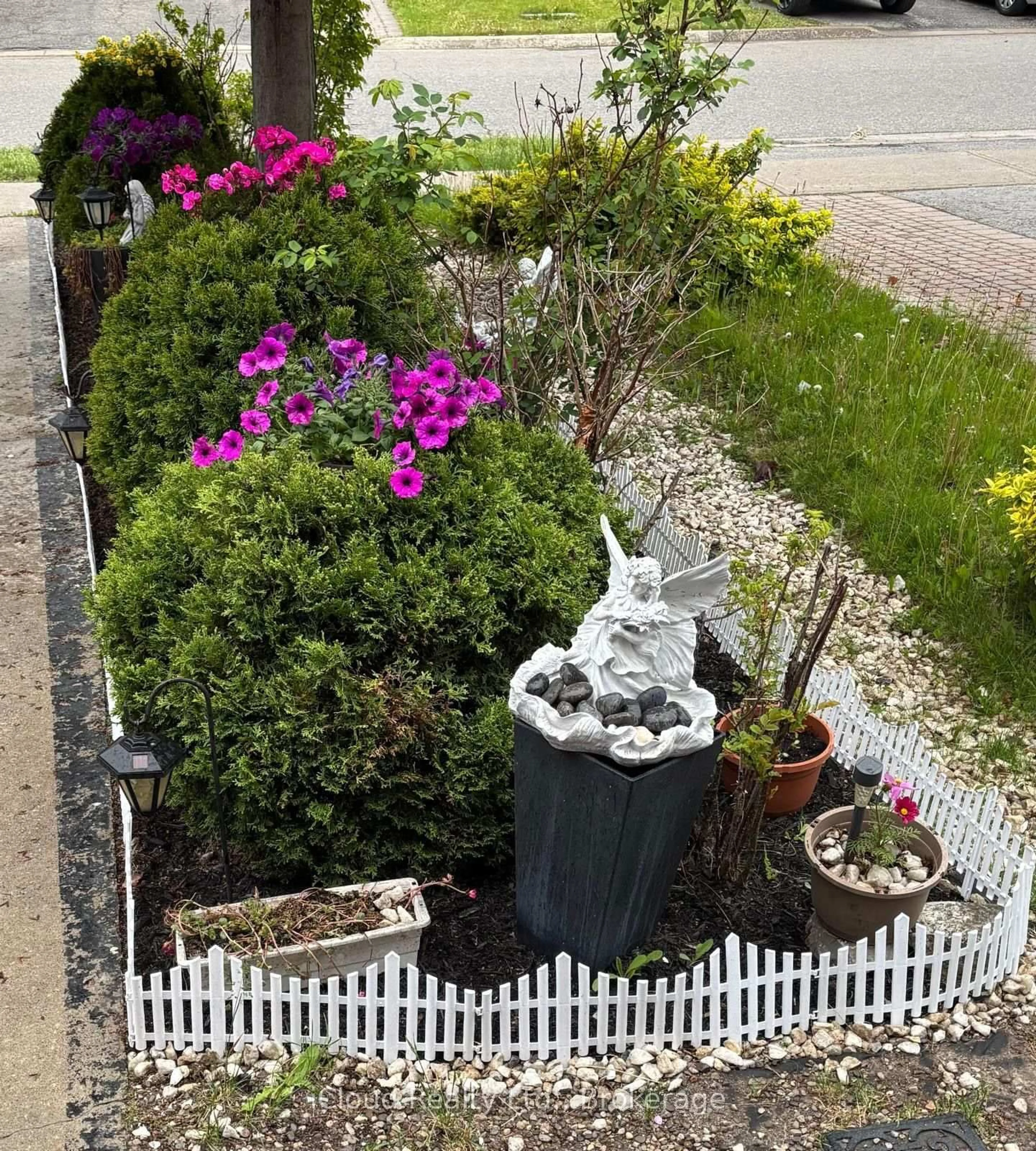 Patio, street for 5661 Volpe Ave, Mississauga Ontario L5V 3A6