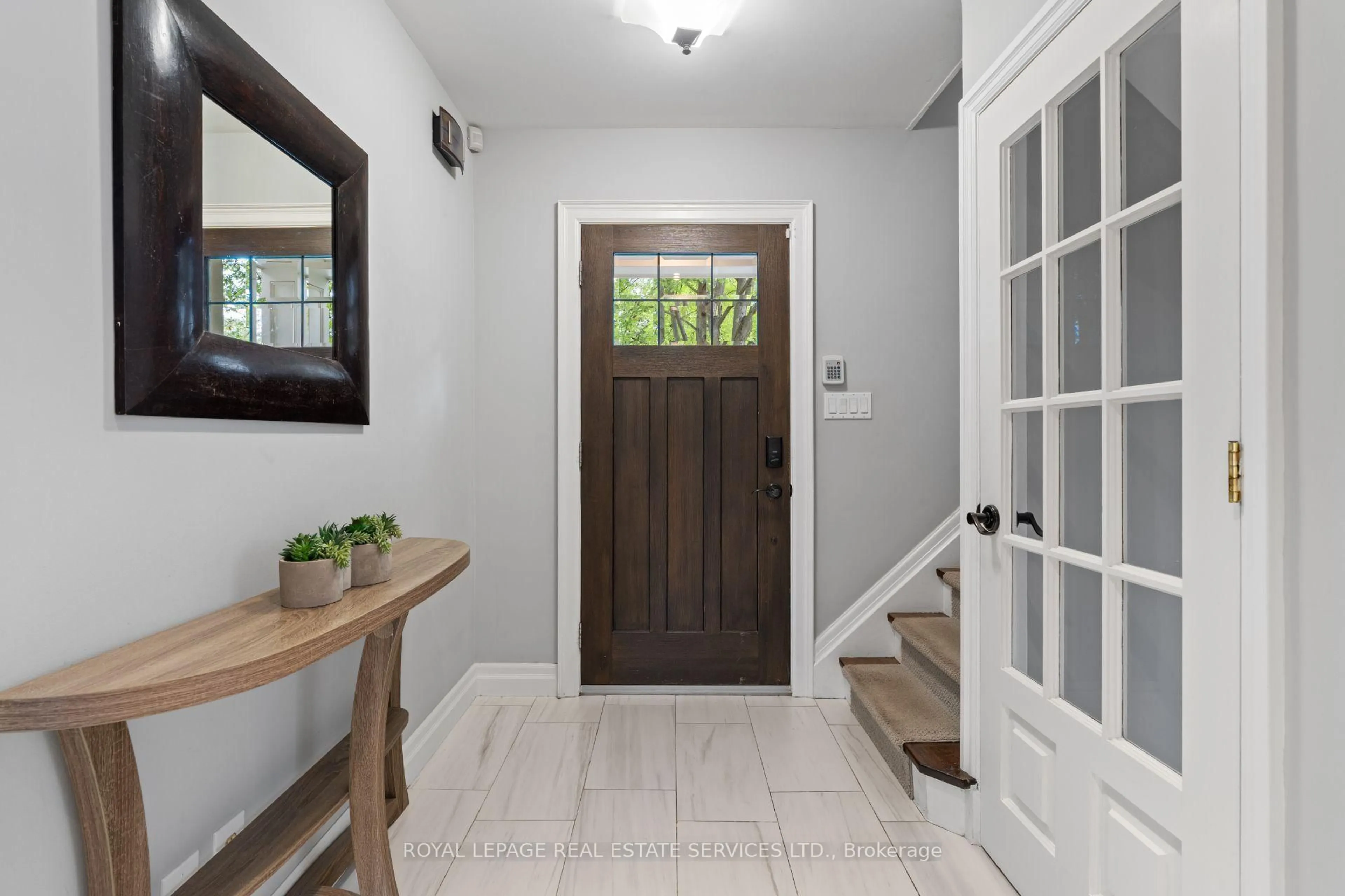 Indoor entryway for 100 Dunedin Dr, Toronto Ontario M8X 2K5