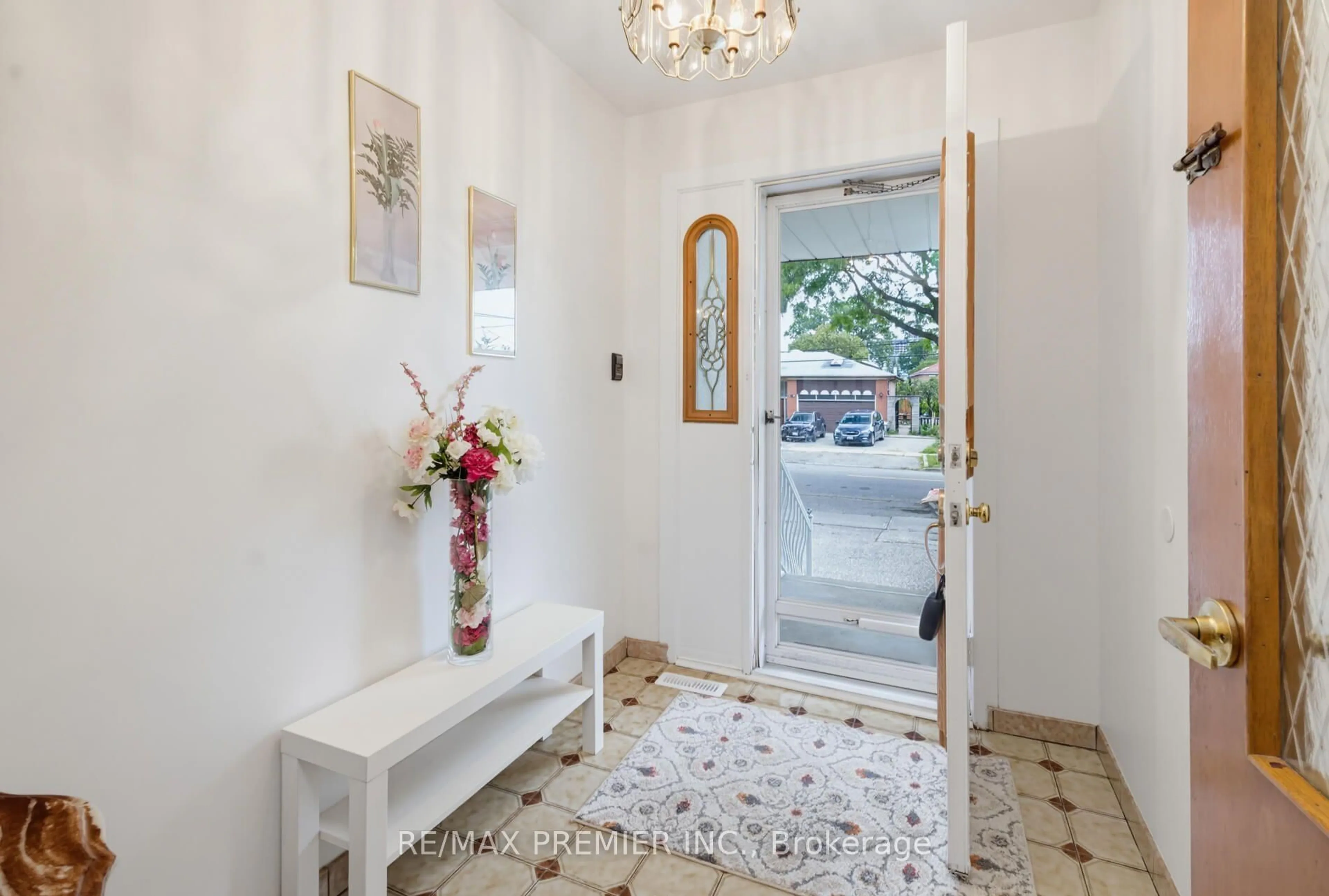 Indoor entryway for 27 Whitfield Ave, Toronto Ontario M9L 1G2