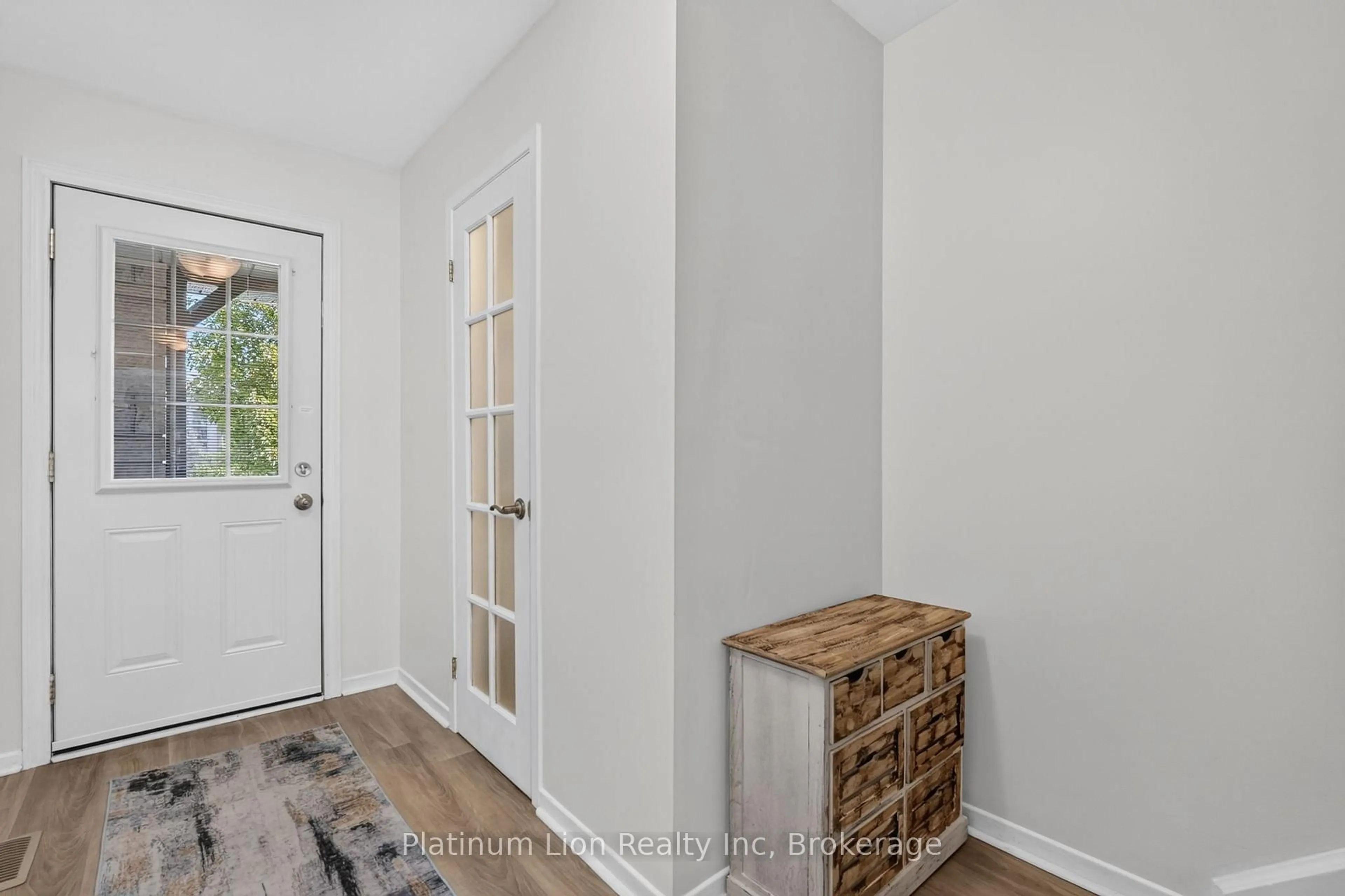 Indoor entryway for 2031 Amherst Heights Crt #20, Burlington Ontario L7P 3R2