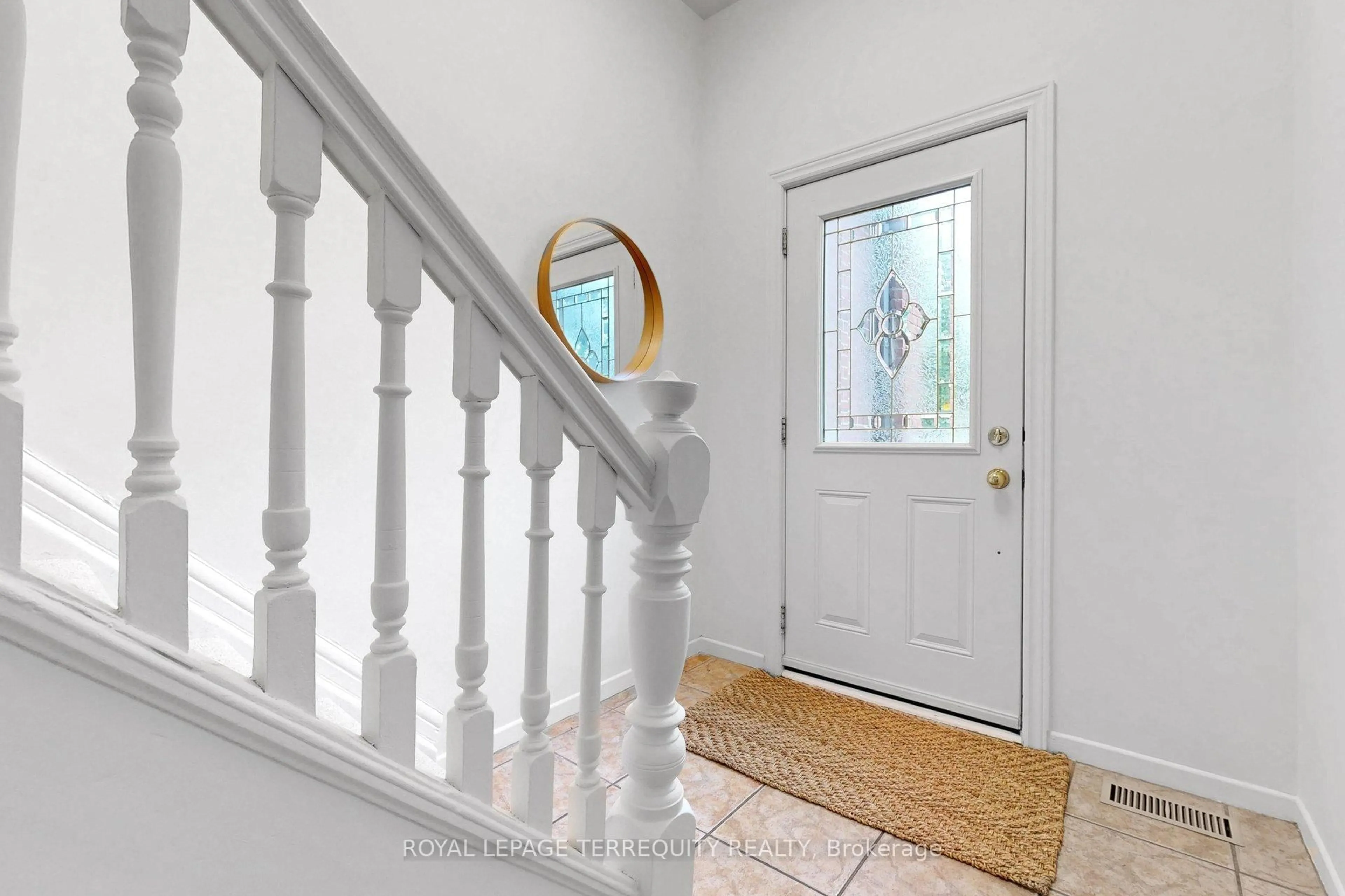 Indoor entryway for 372 St Johns Rd, Toronto Ontario M6S 2K8