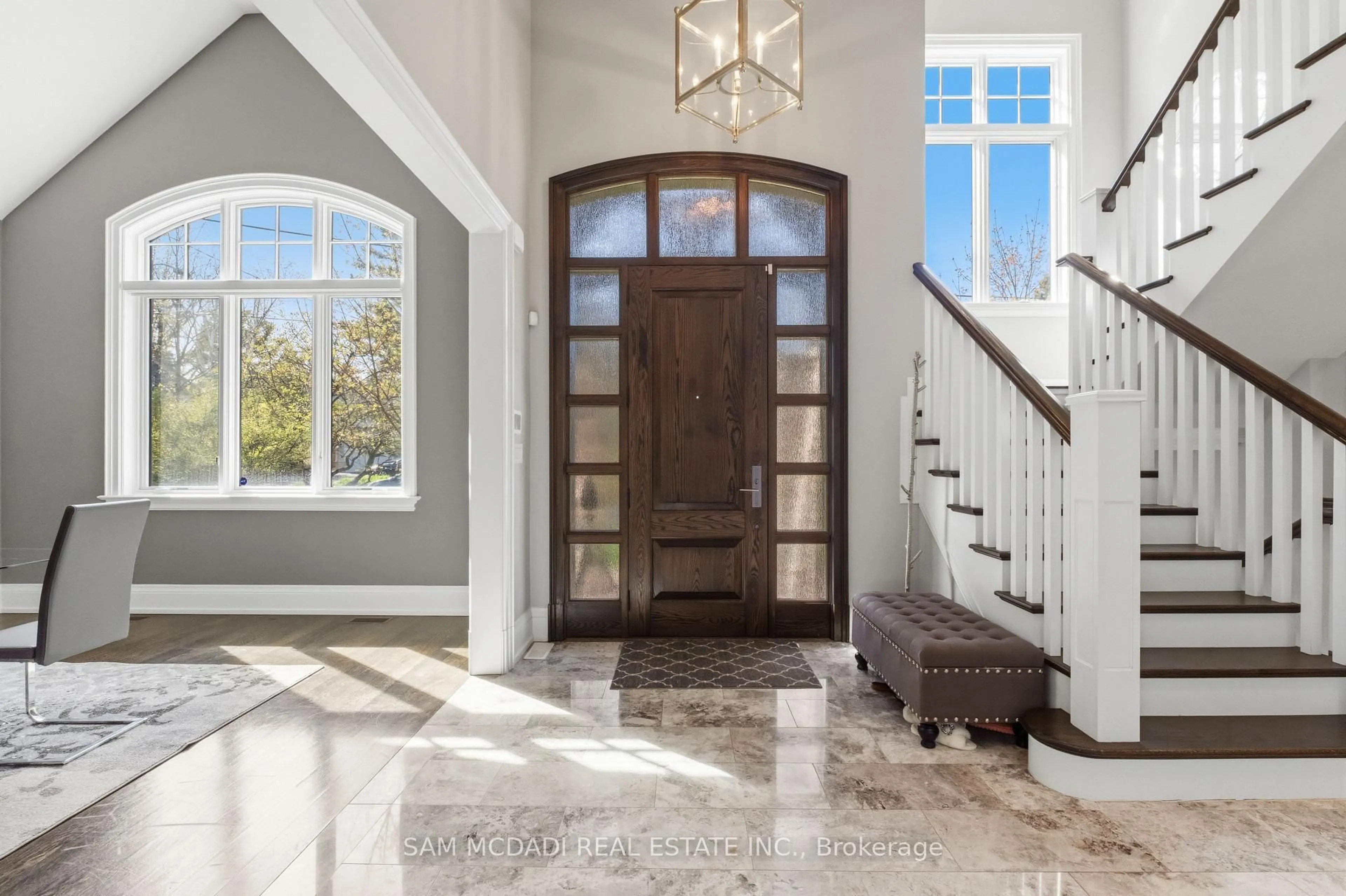 Indoor entryway for 36 Veronica Dr, Mississauga Ontario L5G 2B2