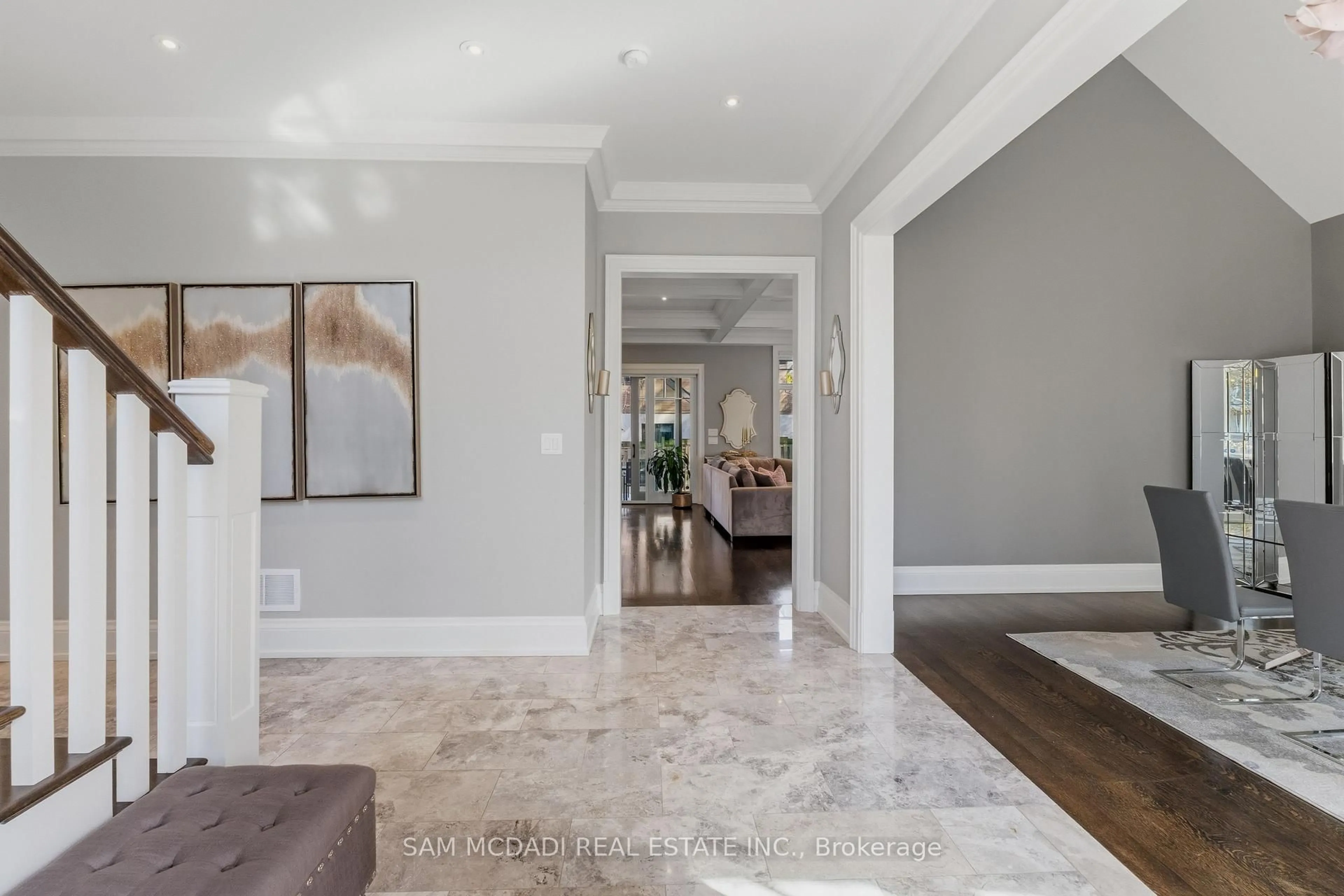 Indoor entryway for 36 Veronica Dr, Mississauga Ontario L5G 2B2