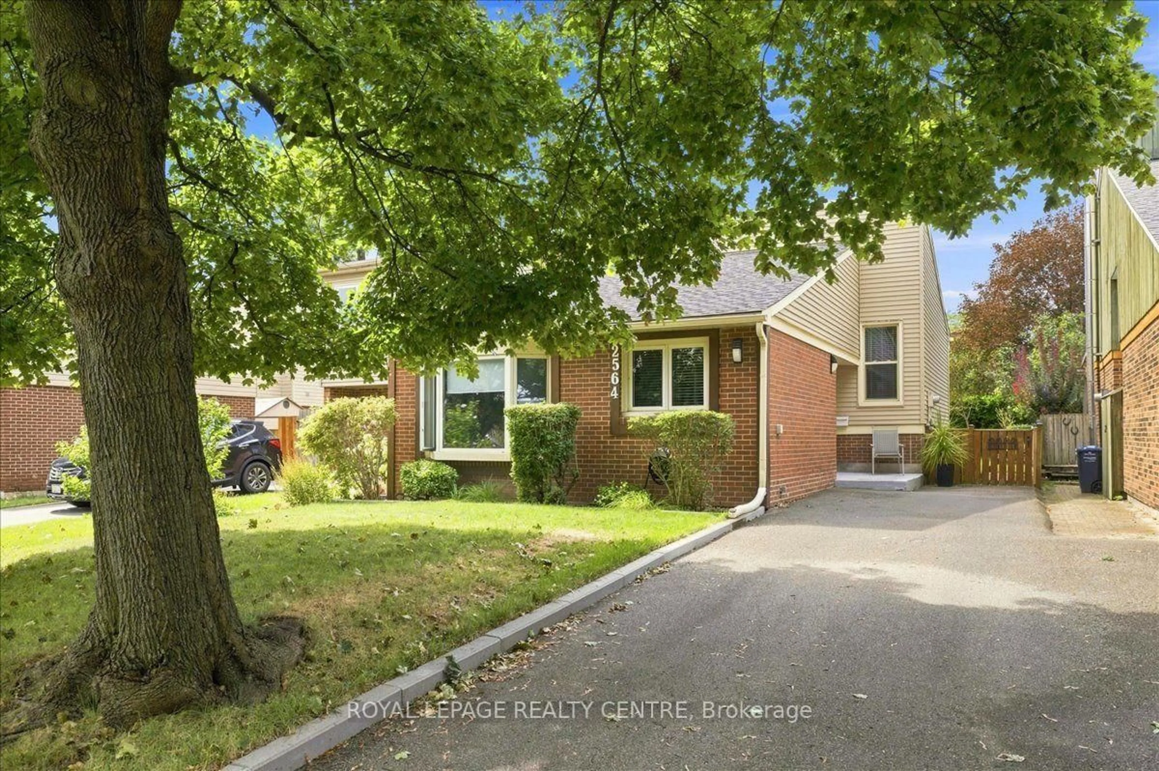 Home with brick exterior material, street for 2564 Mainroyal St, Mississauga Ontario L5L 1C9