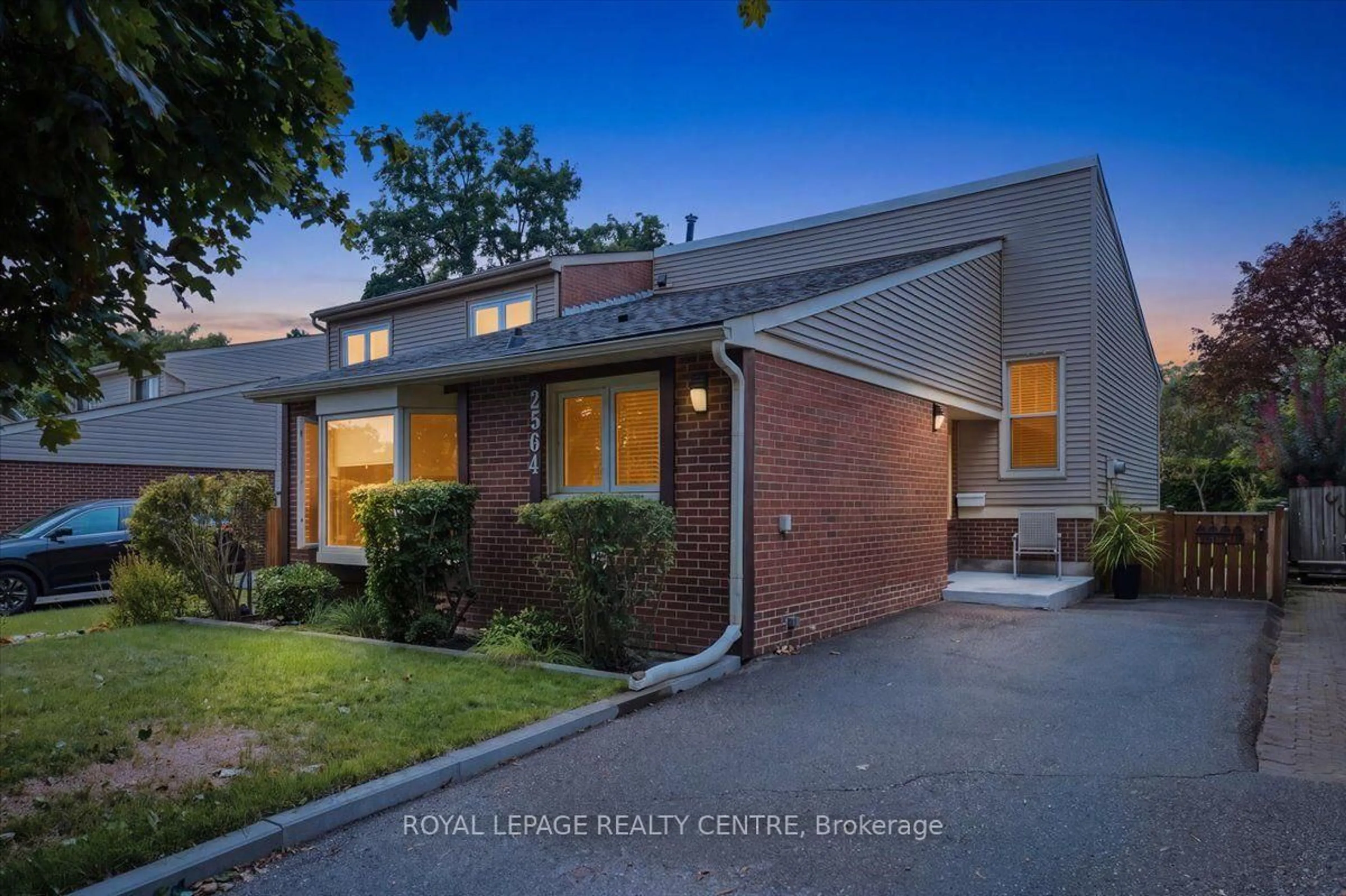 Home with brick exterior material, street for 2564 Mainroyal St, Mississauga Ontario L5L 1C9
