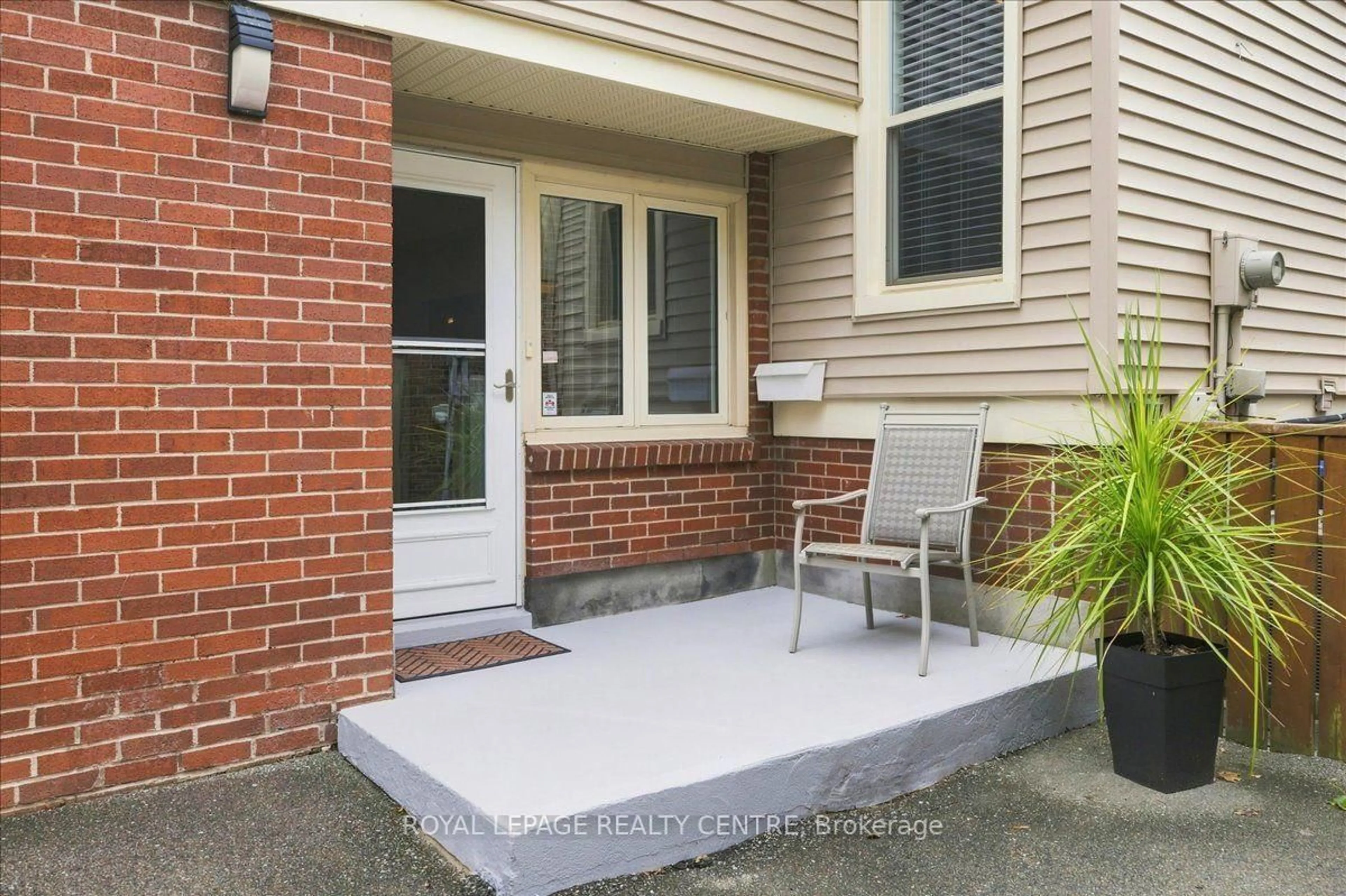 Patio, street for 2564 Mainroyal St, Mississauga Ontario L5L 1C9