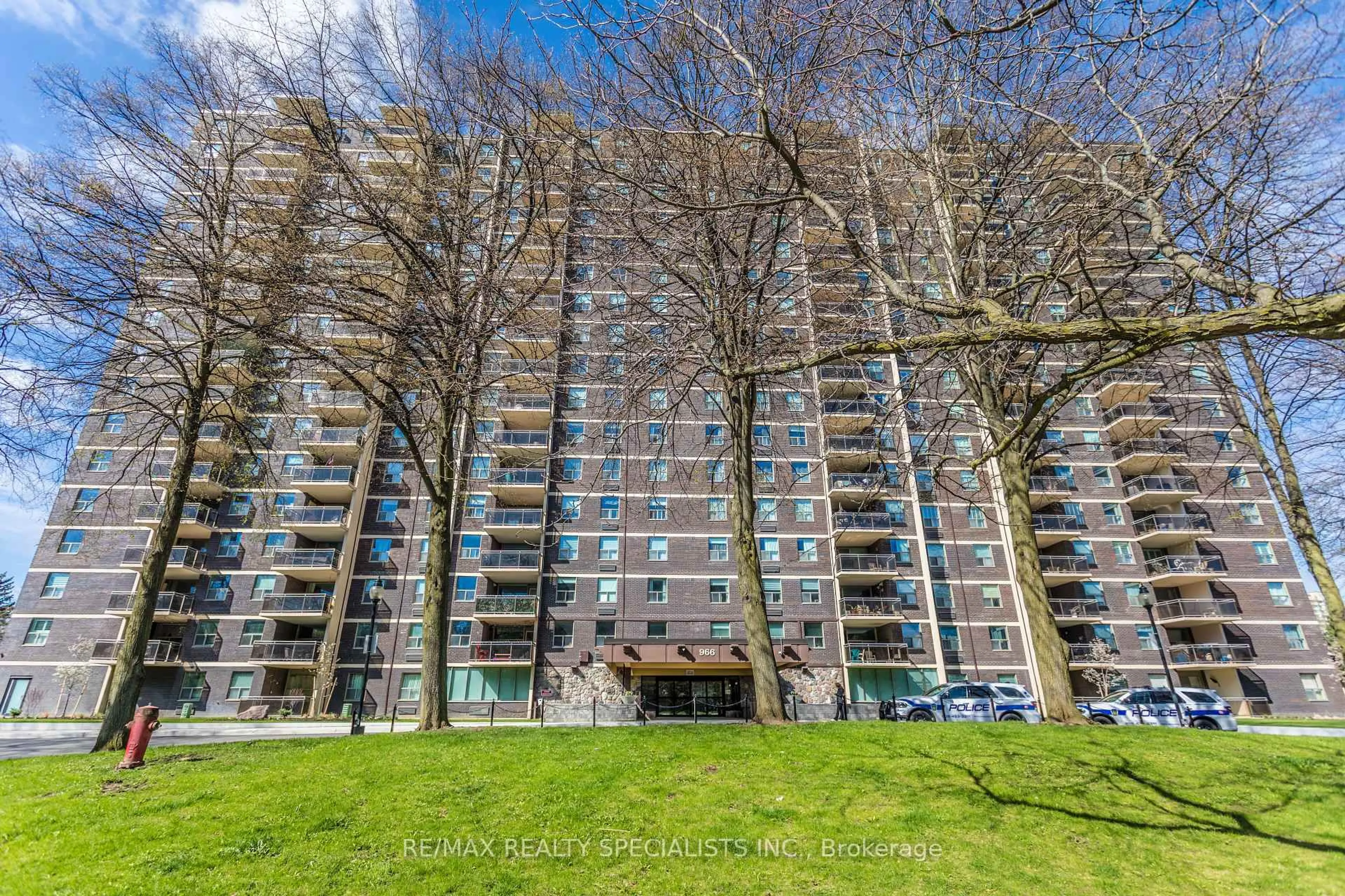 A pic from outside/outdoor area/front of a property/back of a property/a pic from drone, unknown for 966 Inverhouse Dr #410, Mississauga Ontario L5J 4B6