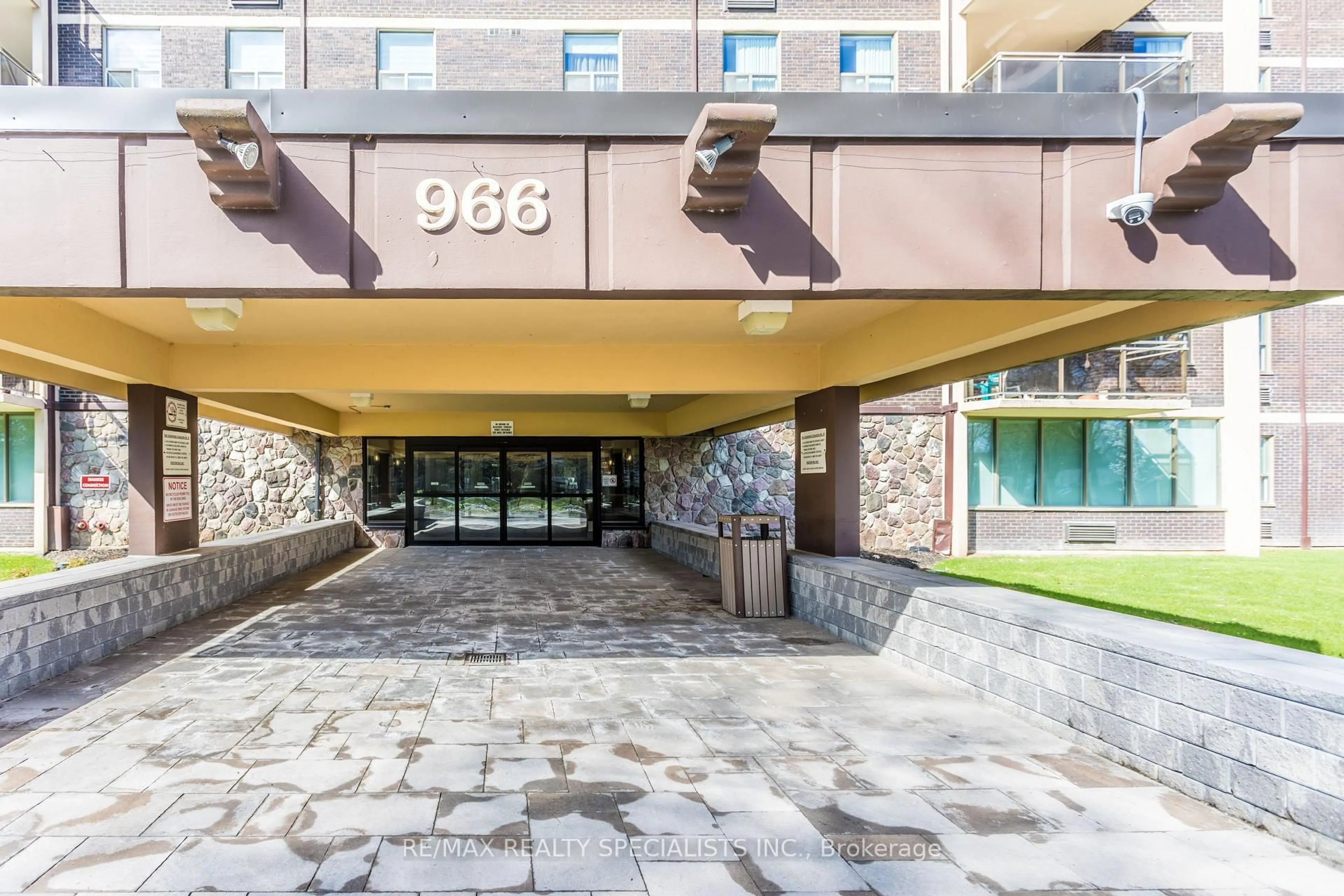 Indoor foyer for 966 Inverhouse Dr #410, Mississauga Ontario L5J 4B6