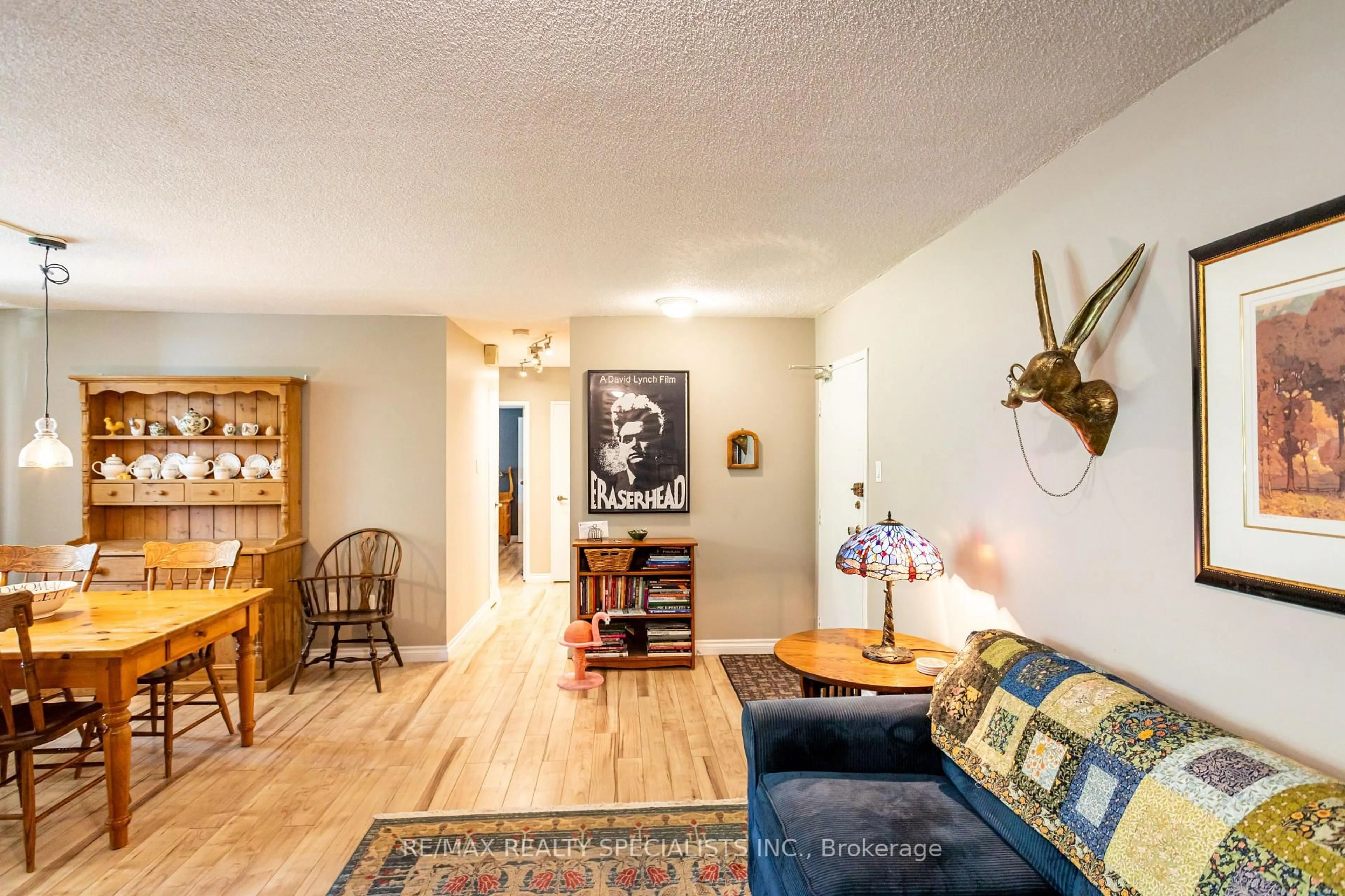 Living room with furniture, wood/laminate floor for 966 Inverhouse Dr #410, Mississauga Ontario L5J 4B6