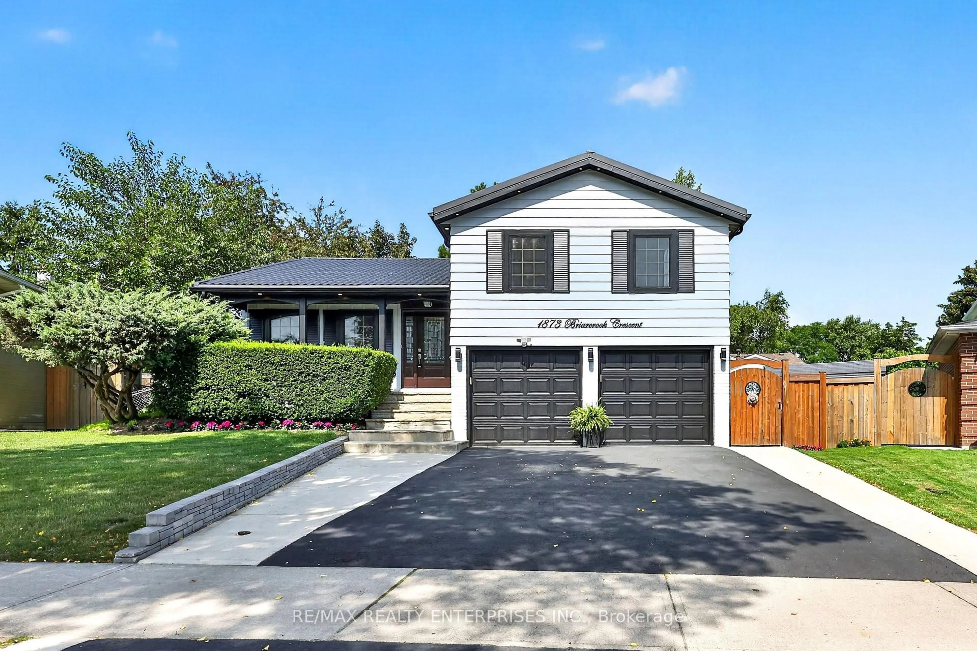 Home with vinyl exterior material, street for 1873 Briarcrook Cres, Mississauga Ontario L4Y 1X3
