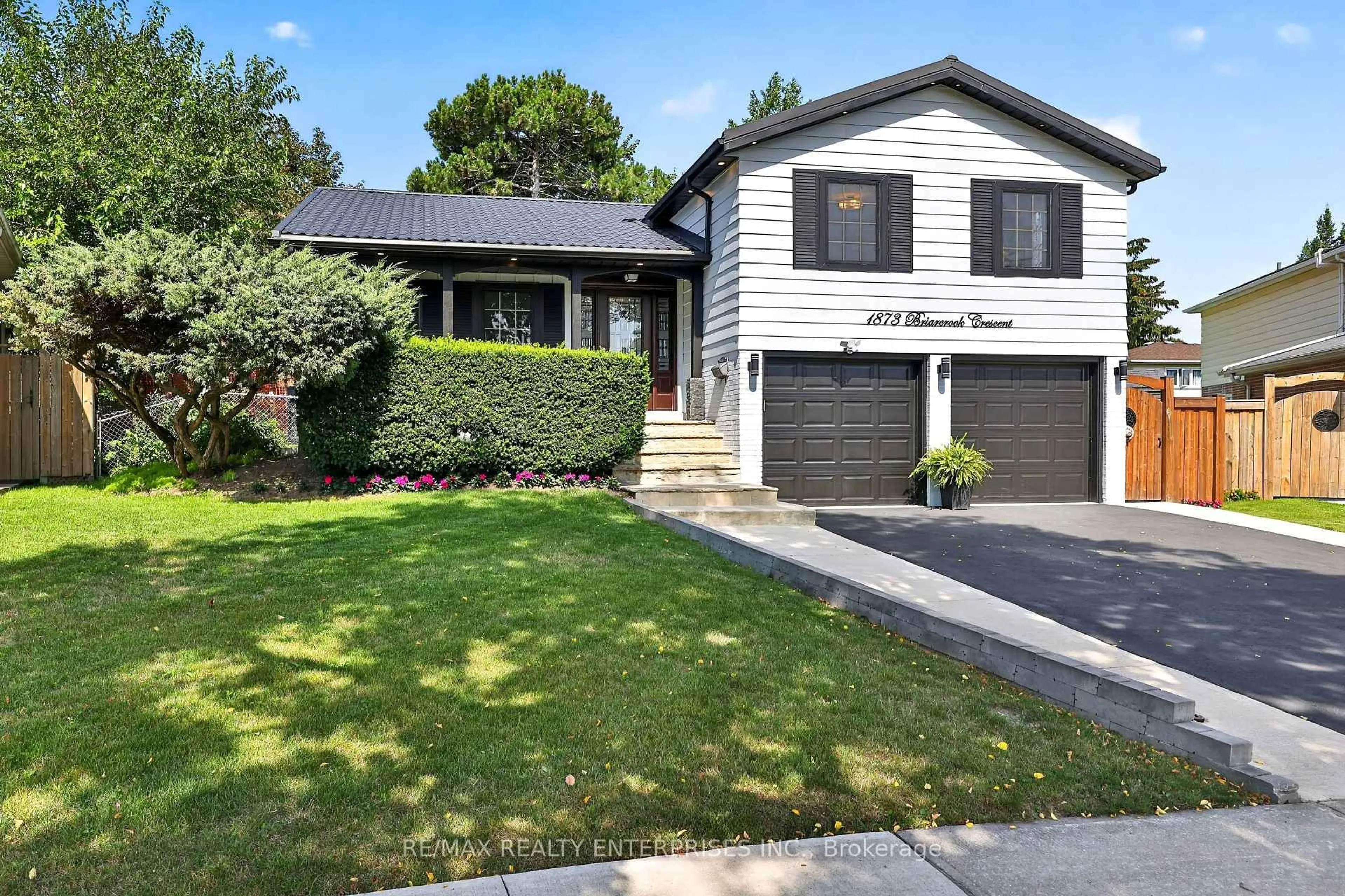 Home with vinyl exterior material, street for 1873 Briarcrook Cres, Mississauga Ontario L4Y 1X3