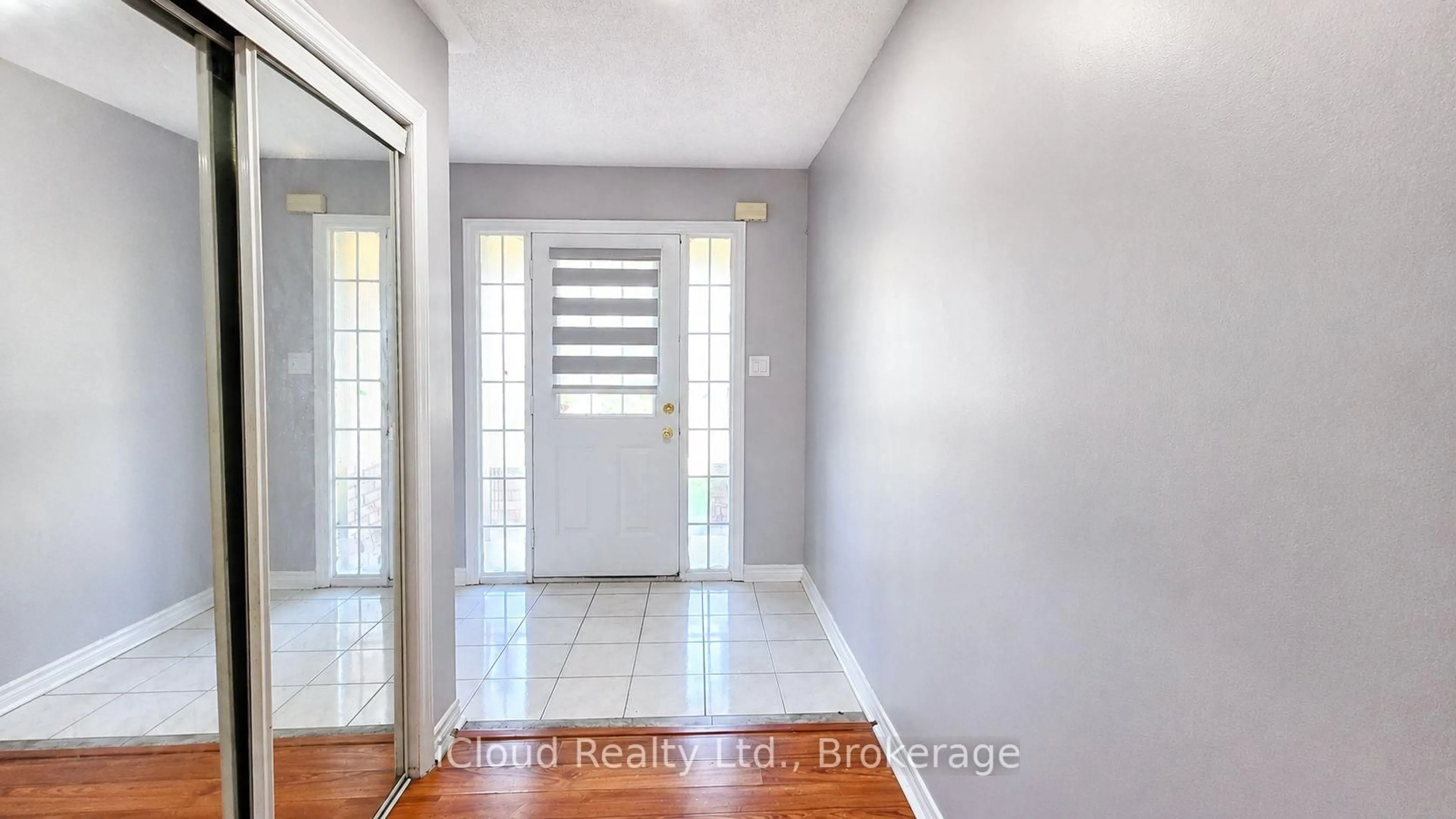 Indoor entryway for 39 Manett Cres, Brampton Ontario L6X 4X4