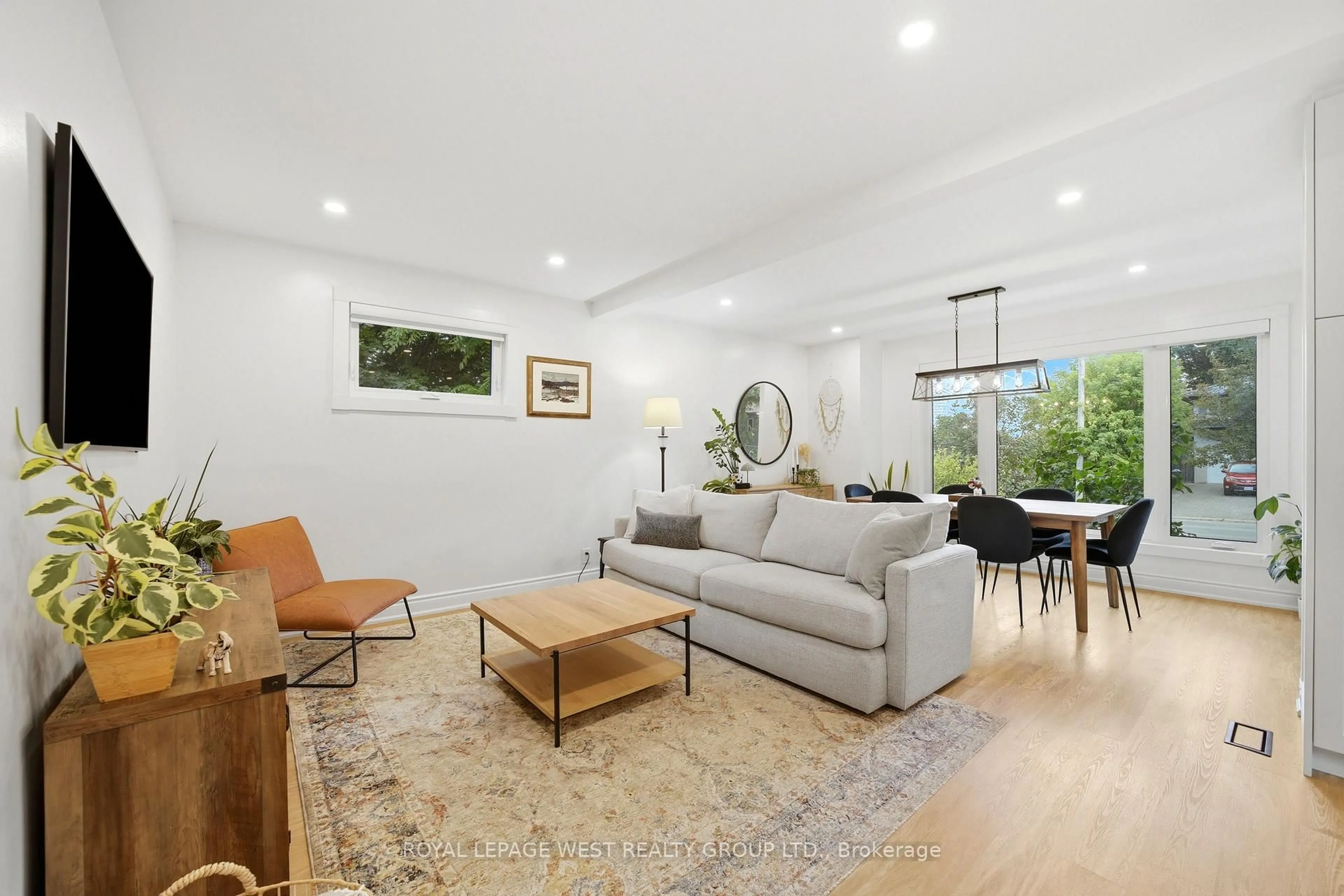 Living room with furniture, unknown for 72 Mervyn Ave, Toronto Ontario M9B 1N3