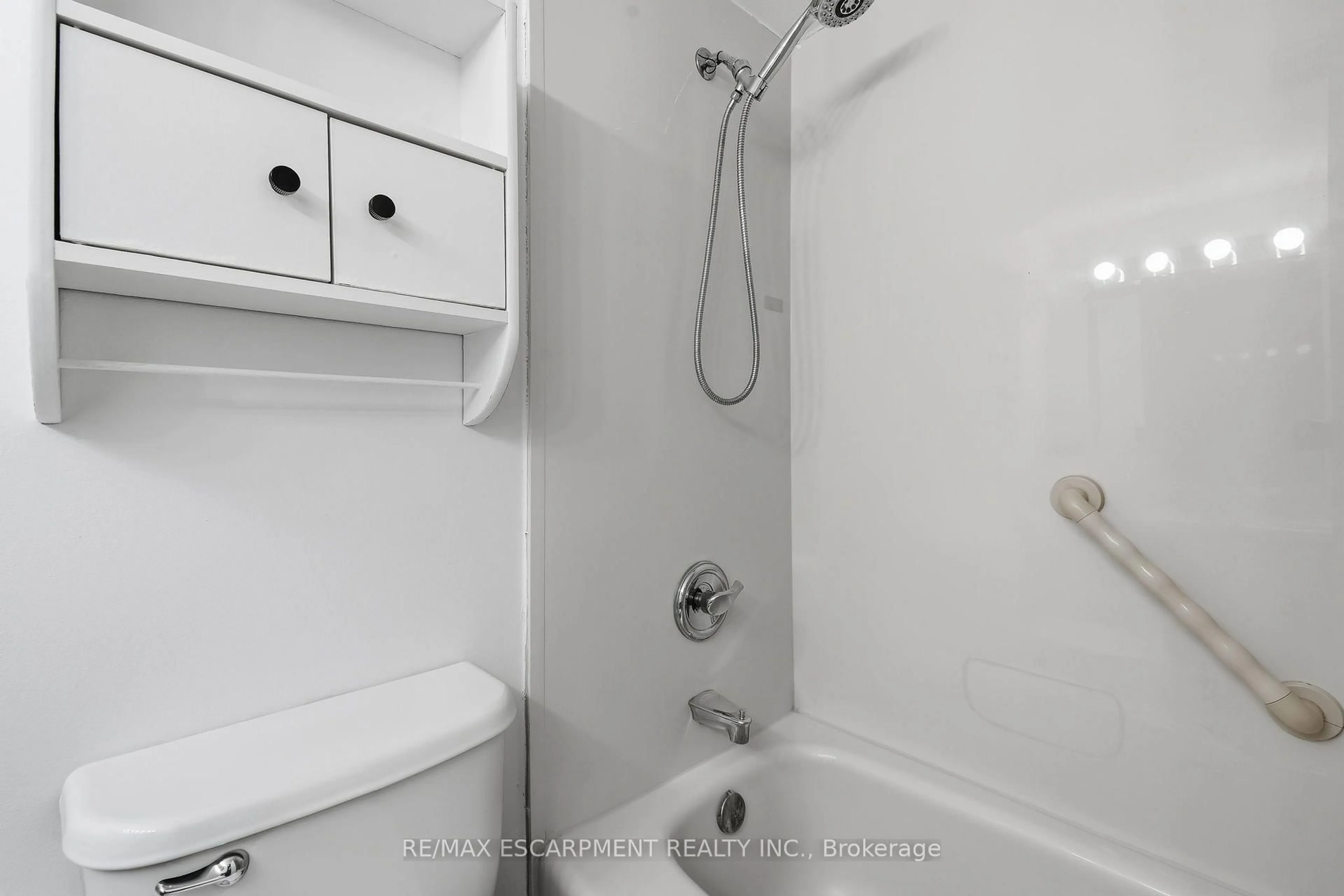 Standard bathroom, unknown for 1415 Ghent Ave #203, Burlington Ontario L7S 1X4