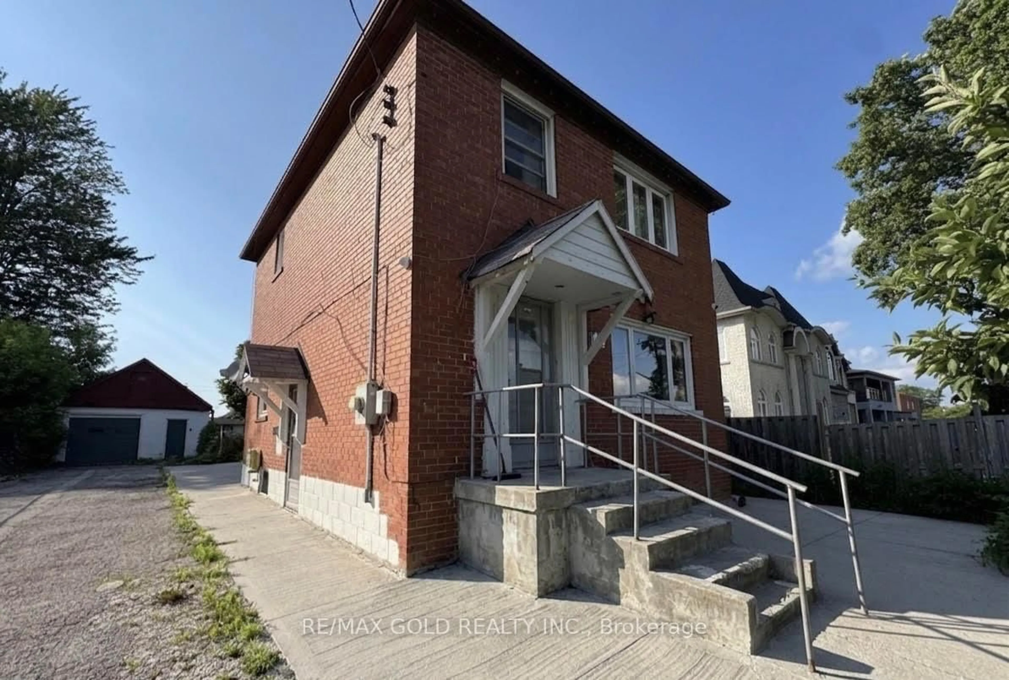 A pic from outside/outdoor area/front of a property/back of a property/a pic from drone, building for 15 Scarboro St, Mississauga Ontario L4T 1E3