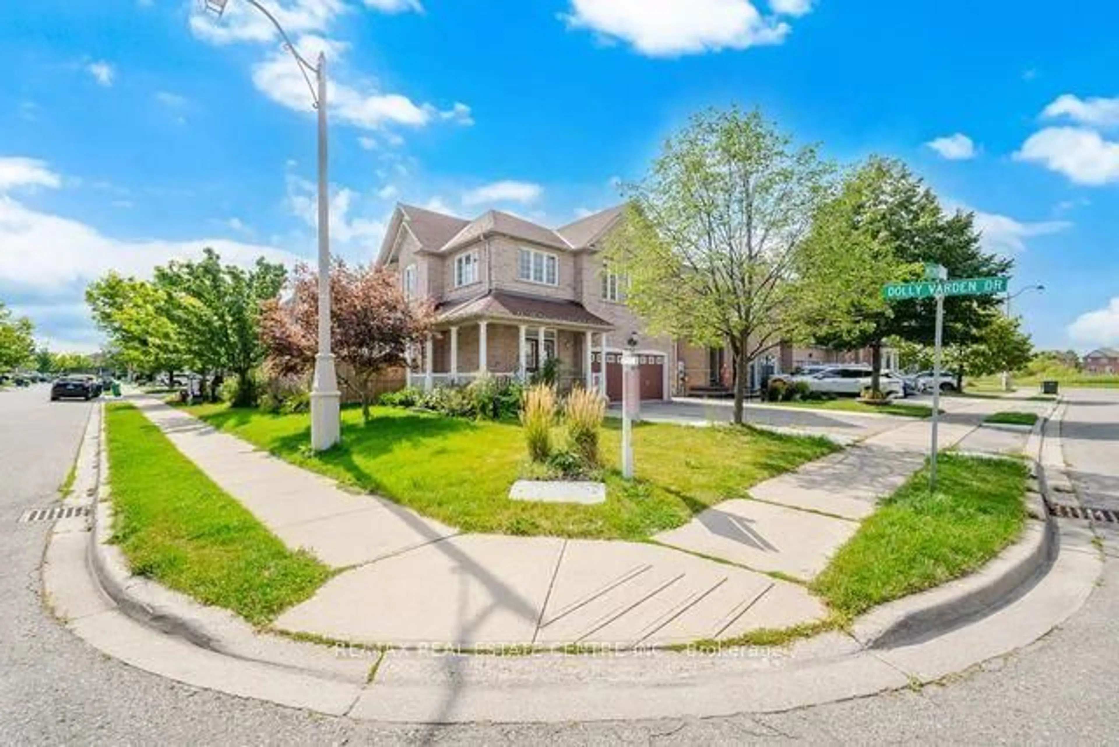 A pic from outside/outdoor area/front of a property/back of a property/a pic from drone, street for 32 Midnightsun Tr, Brampton Ontario L6R 3K3