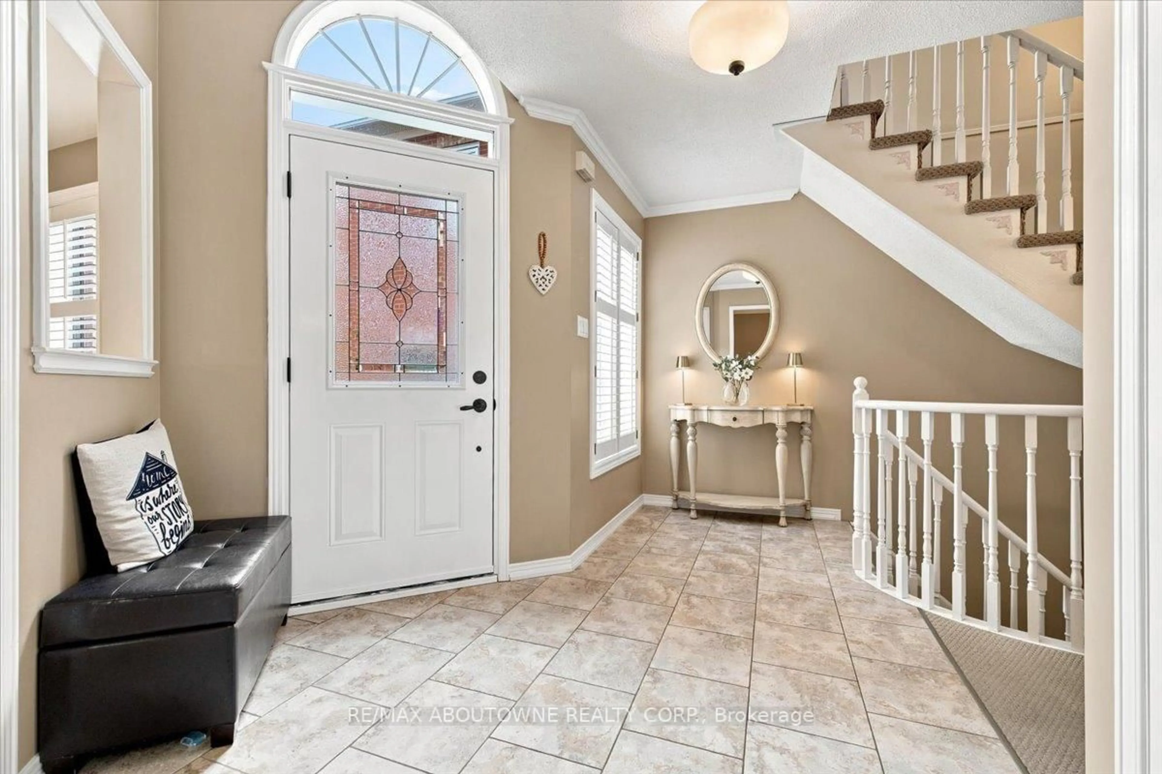 Indoor entryway for 2145 Country Club Dr #7, Burlington Ontario L7M 4E1