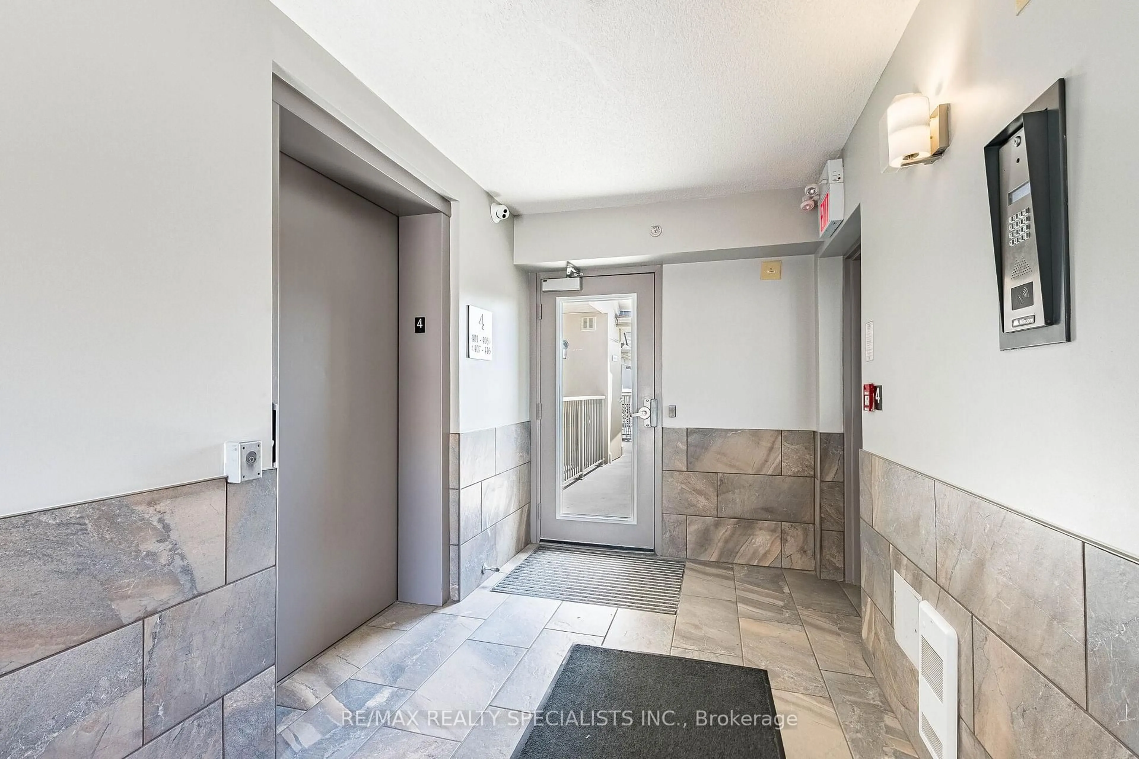 Indoor foyer for 1480 Bishops Gate #406, Oakville Ontario L6M 4N4