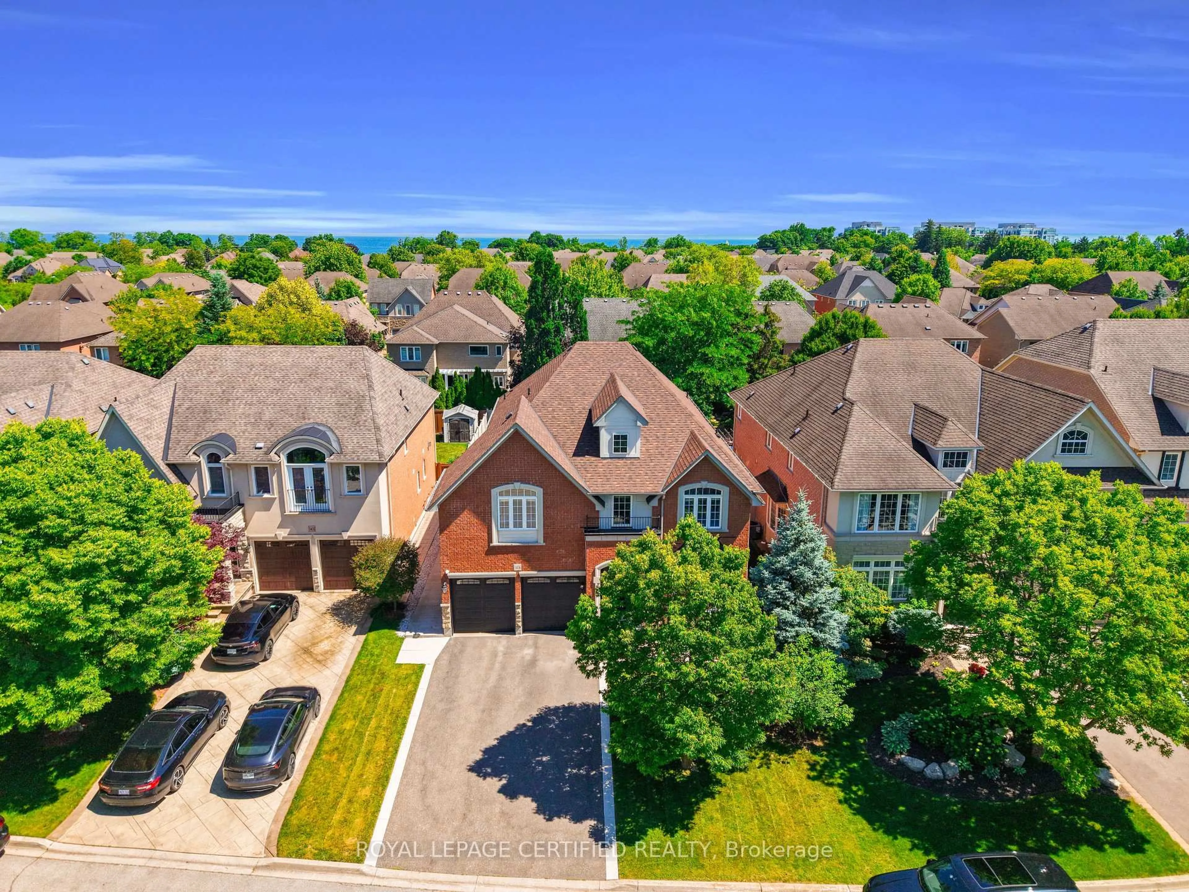 A pic from outside/outdoor area/front of a property/back of a property/a pic from drone, street for 3406 Buena Vista Crt, Oakville Ontario L6L 6W6