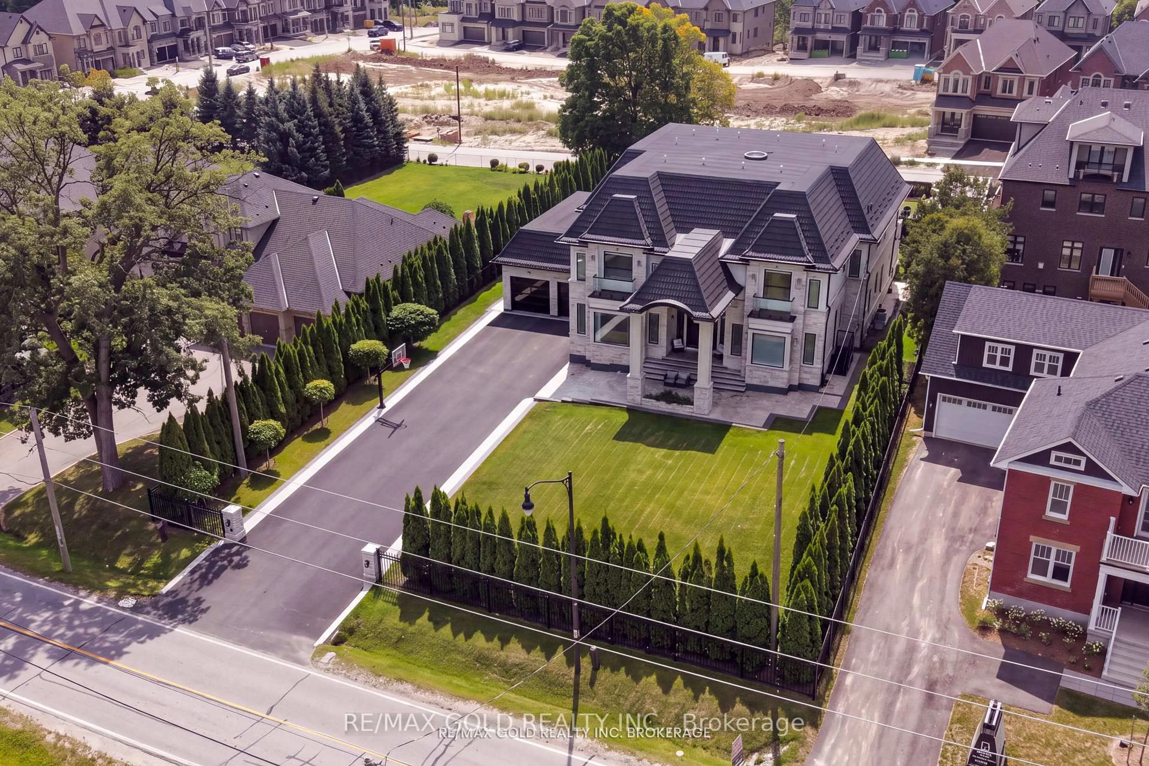 A pic from outside/outdoor area/front of a property/back of a property/a pic from drone, street for 8930 Creditview Cres, Brampton Ontario L6Y 0G4