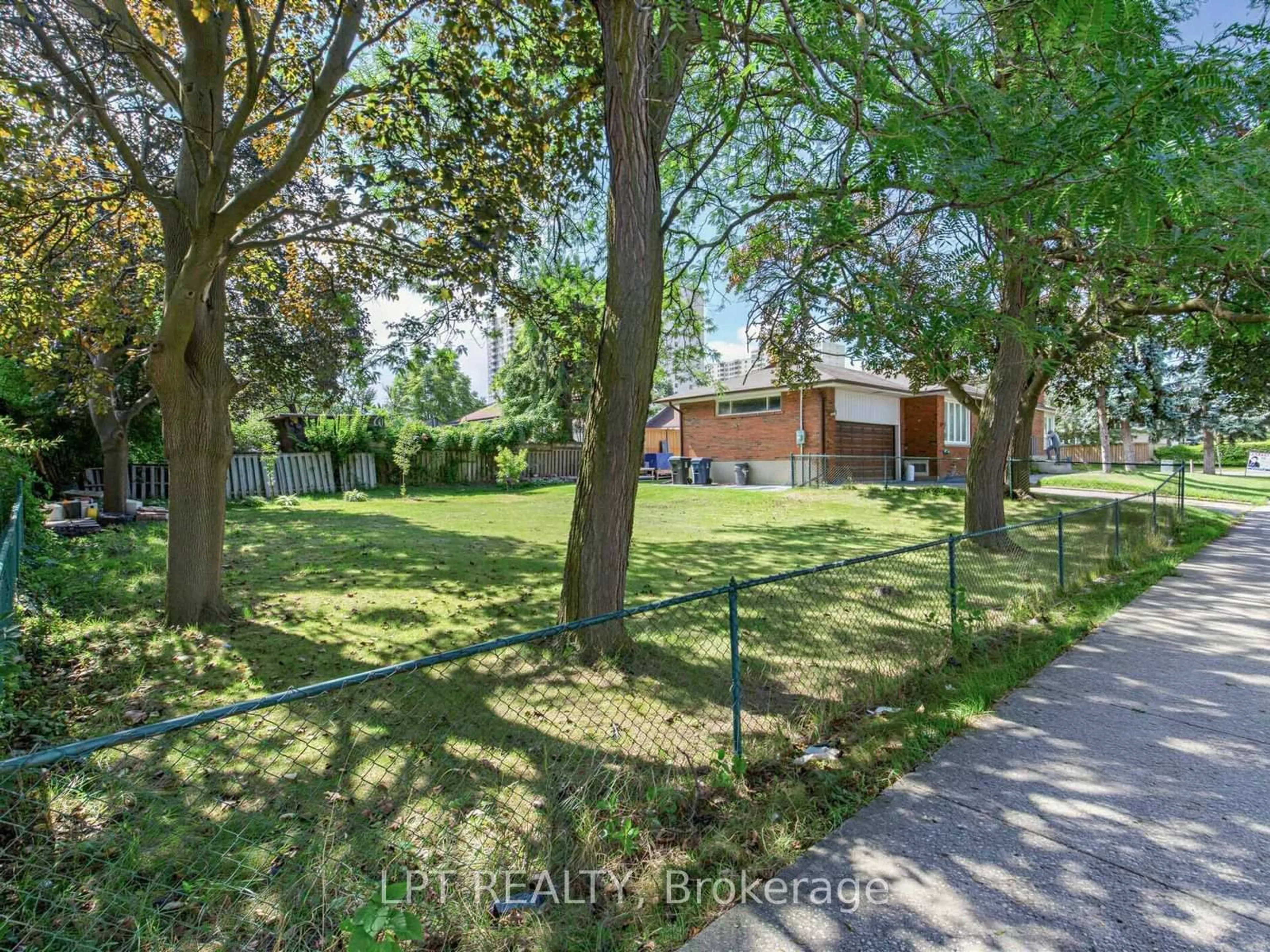 A pic from outside/outdoor area/front of a property/back of a property/a pic from drone, street for 27 Kingsview Blvd, Toronto Ontario M9R 1T5