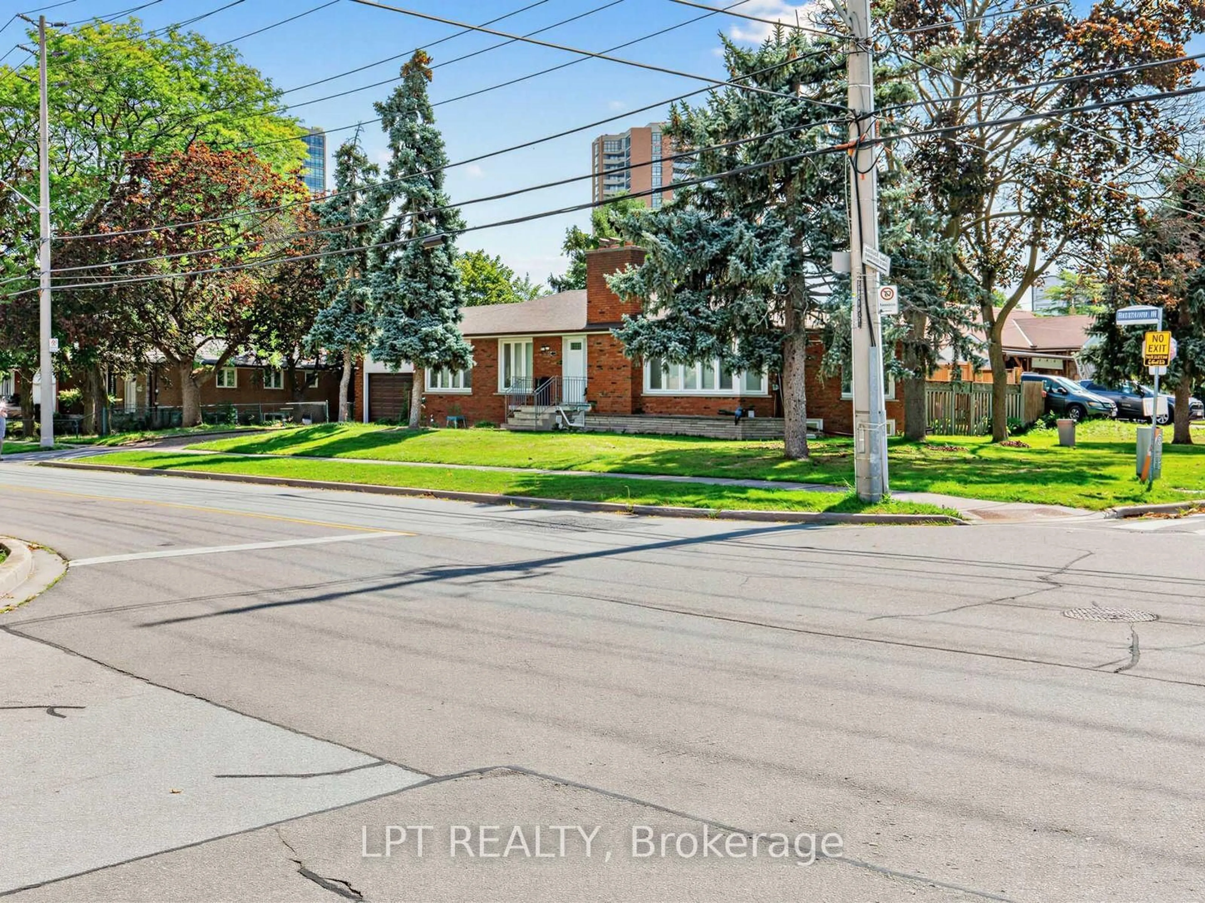 A pic from outside/outdoor area/front of a property/back of a property/a pic from drone, street for 27 Kingsview Blvd, Toronto Ontario M9R 1T5