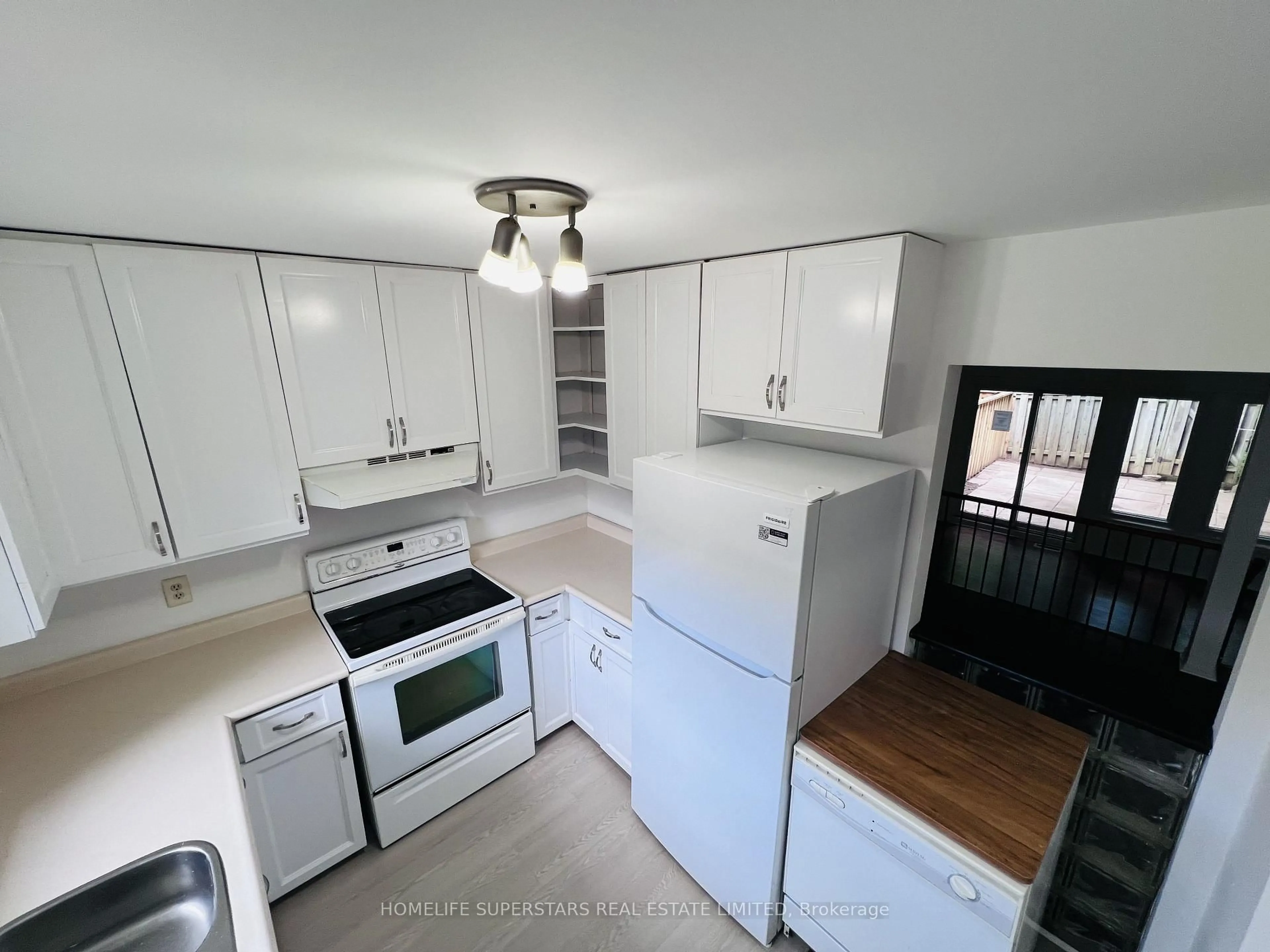 Standard kitchen, unknown for 2050 Upper Middle Rd #158, Burlington Ontario L7P 3R9
