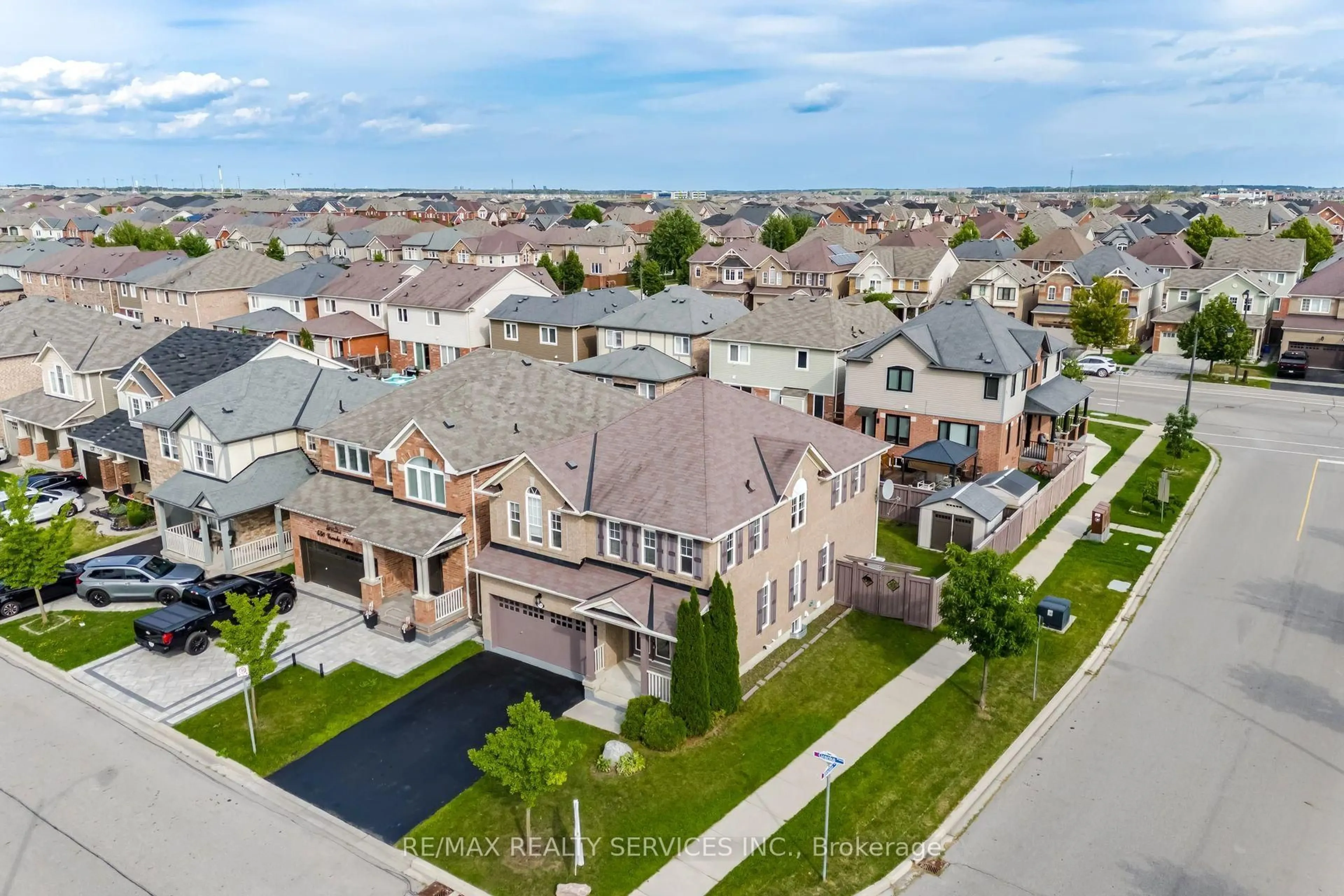 A pic from outside/outdoor area/front of a property/back of a property/a pic from drone, street for 454 Grenke Pl, Milton Ontario L9T 7T6