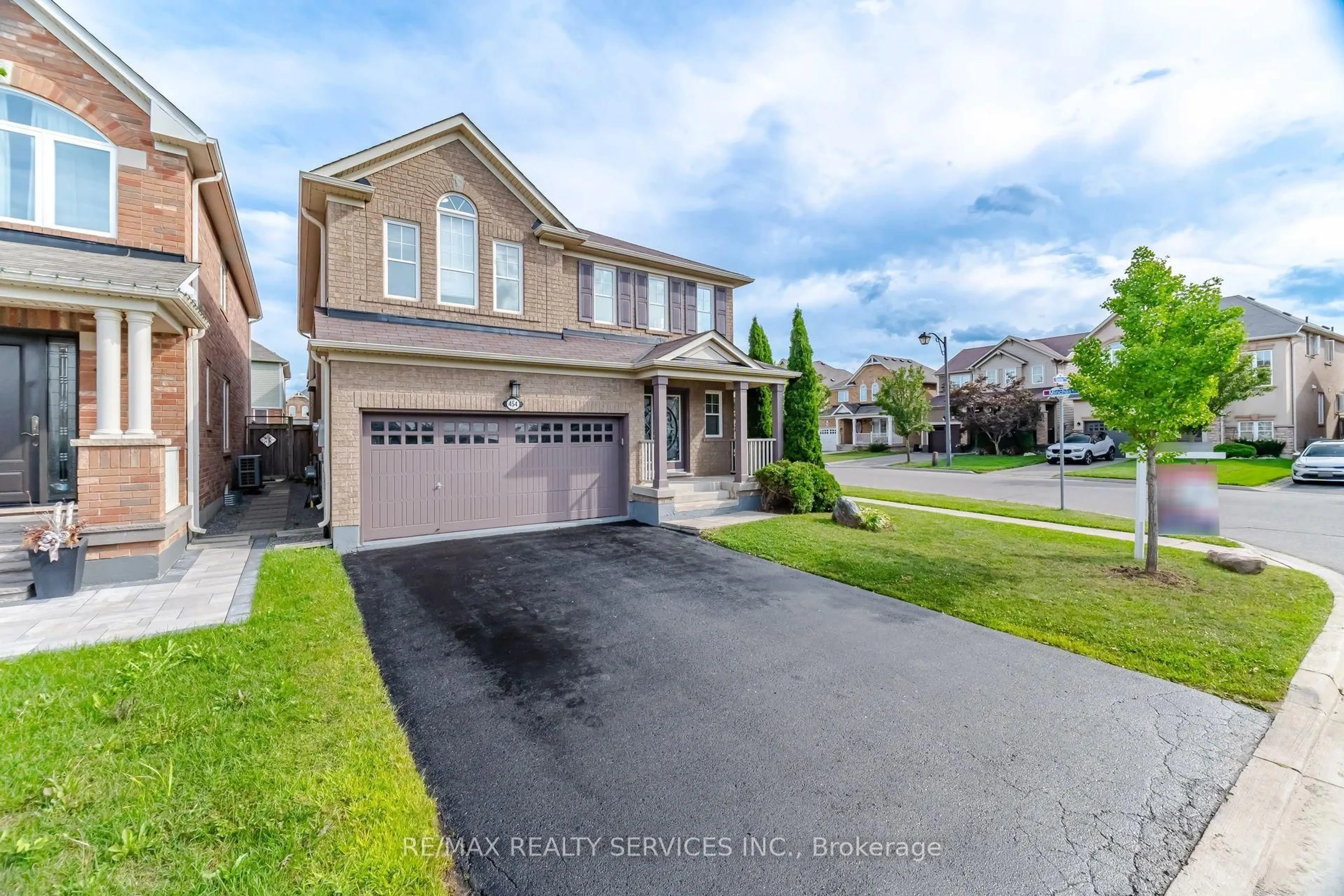 A pic from outside/outdoor area/front of a property/back of a property/a pic from drone, street for 454 Grenke Pl, Milton Ontario L9T 7T6