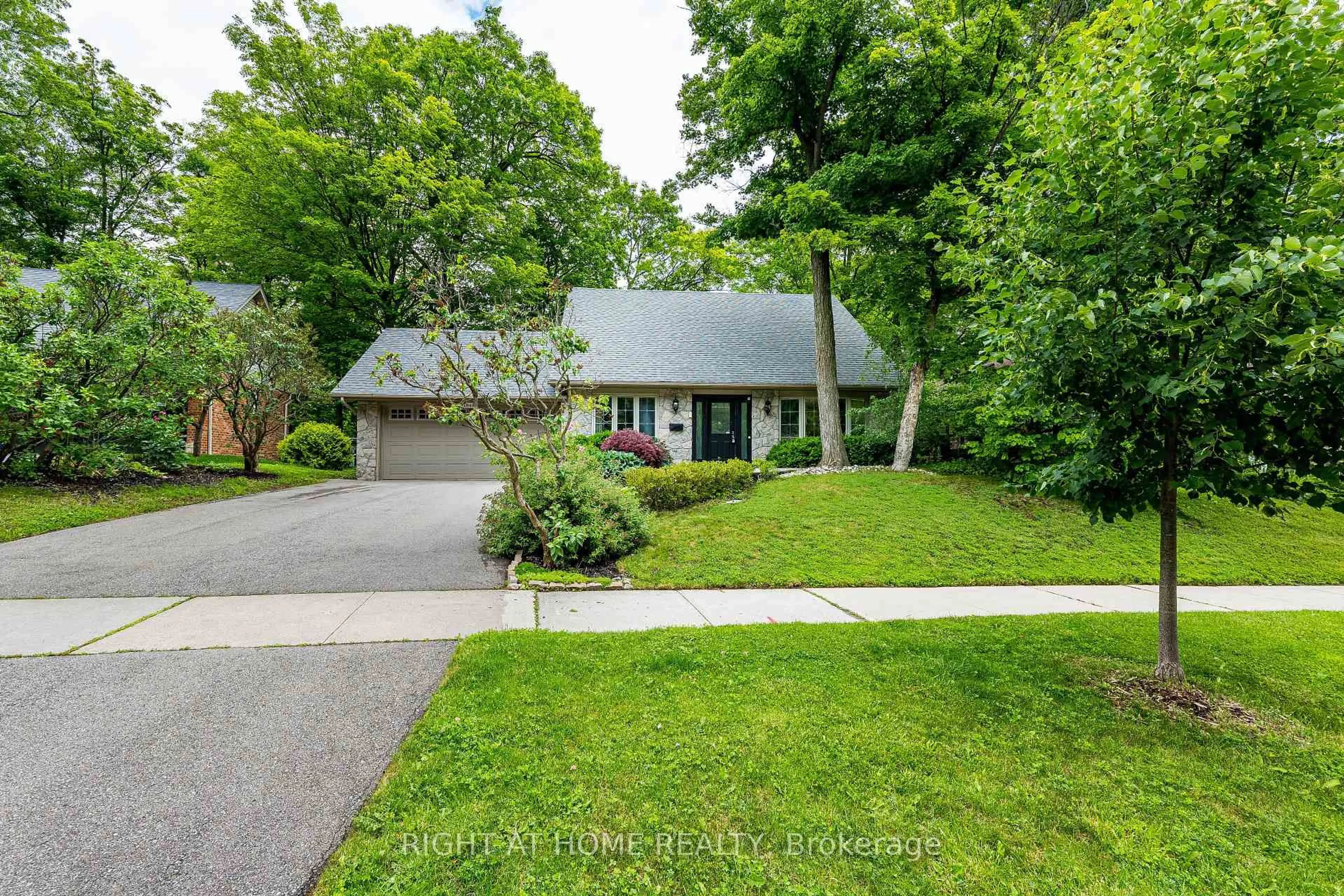 A pic from outside/outdoor area/front of a property/back of a property/a pic from drone, street for 1941 Four Seasons Dr, Burlington Ontario L7P 2Y3