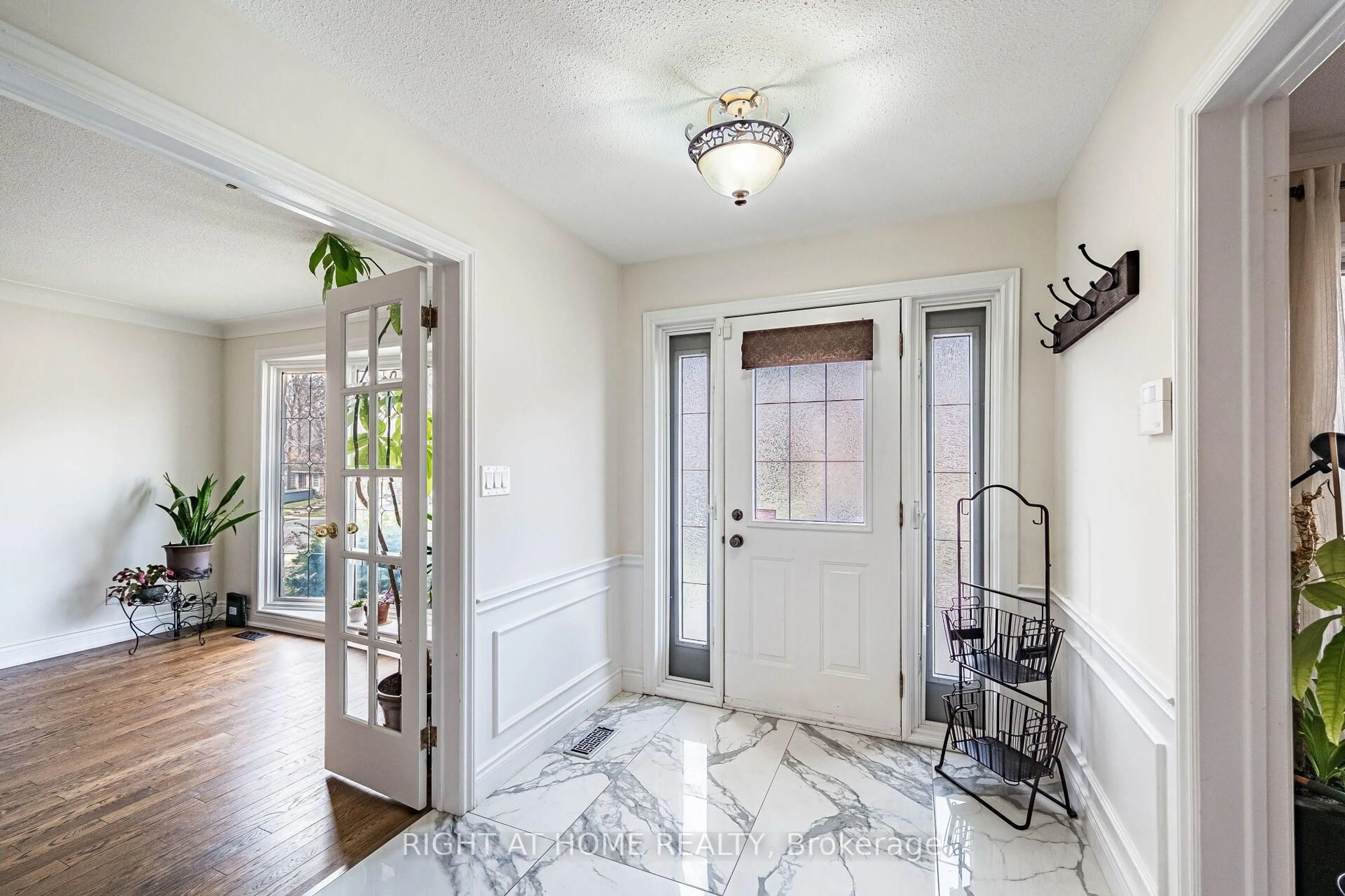 Indoor entryway for 1941 Four Seasons Dr, Burlington Ontario L7P 2Y3