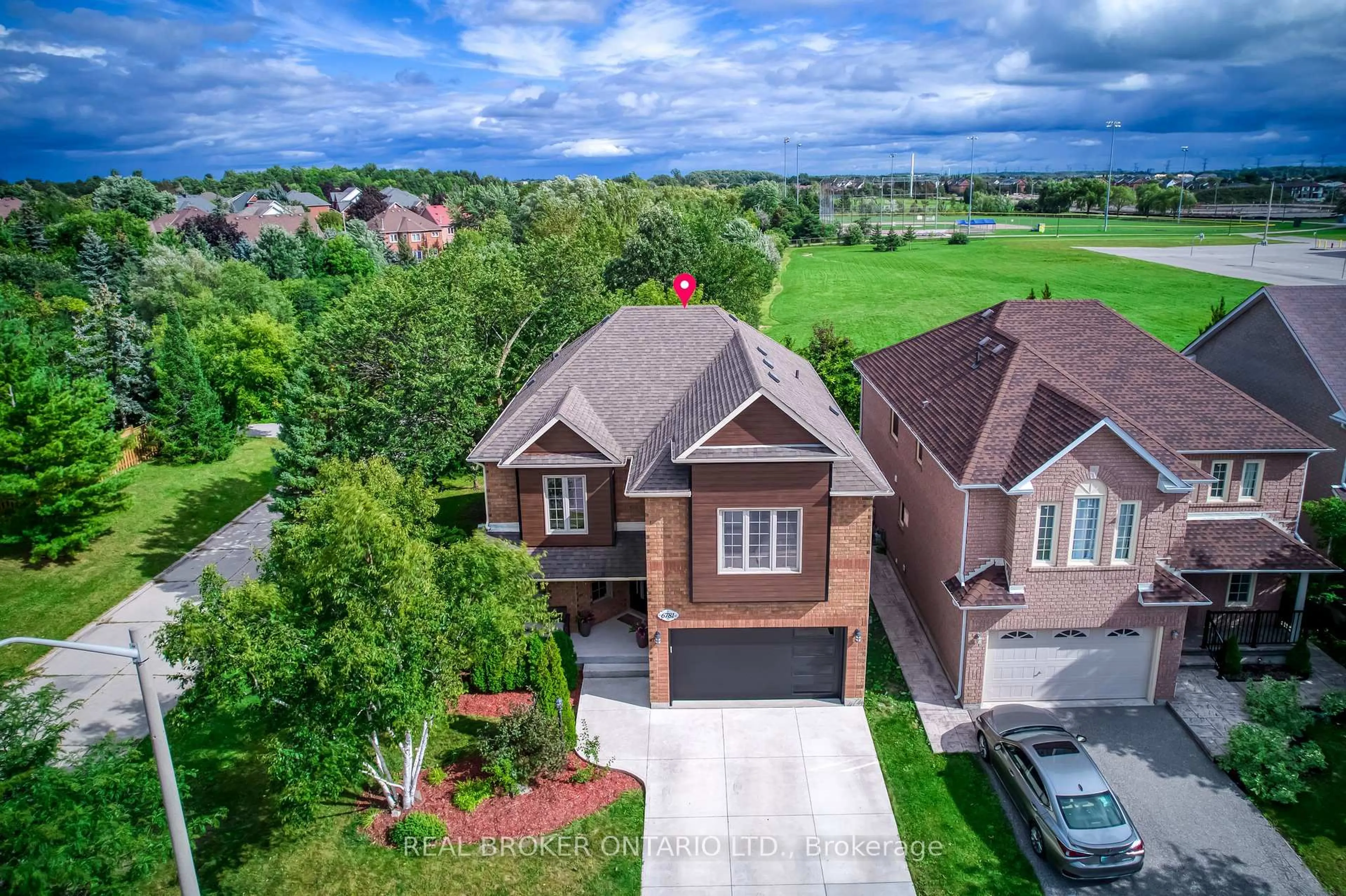 A pic from outside/outdoor area/front of a property/back of a property/a pic from drone, mountain view for 6781 Gracefield Dr, Mississauga Ontario L5N 6T5