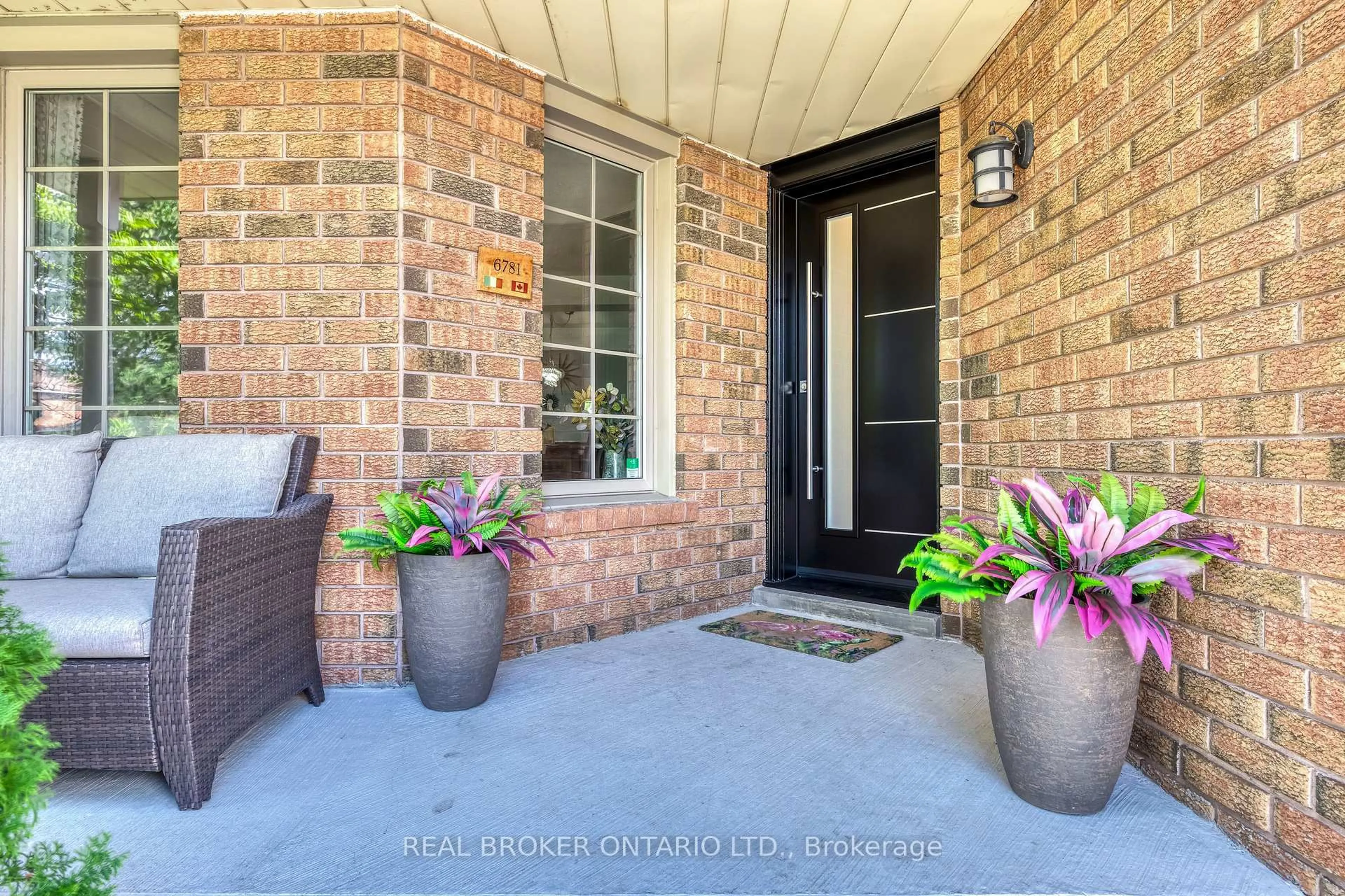 Indoor entryway for 6781 Gracefield Dr, Mississauga Ontario L5N 6T5