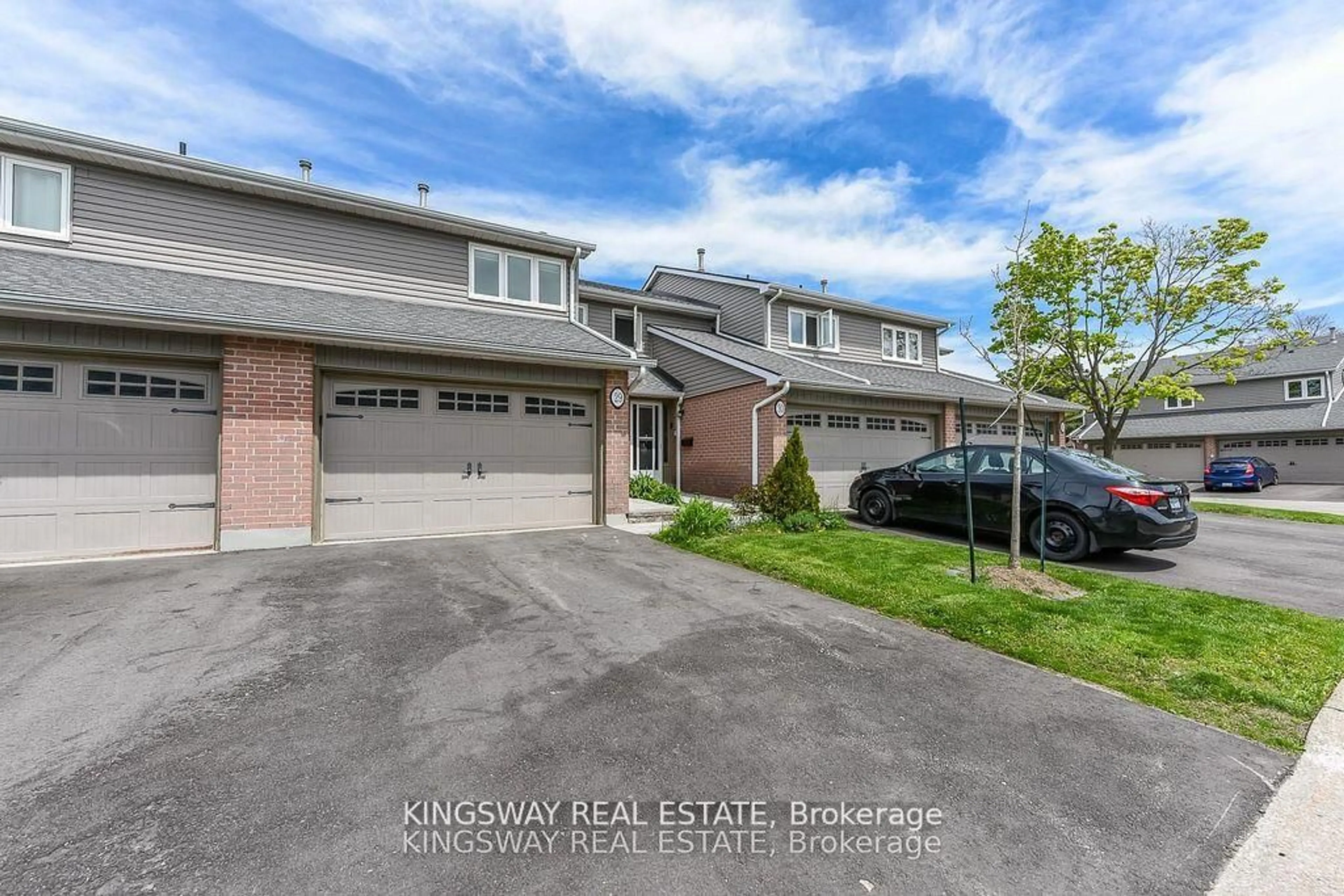 A pic from outside/outdoor area/front of a property/back of a property/a pic from drone, street for 3125 FIFTH Line #29, Mississauga Ontario L5L 3S8