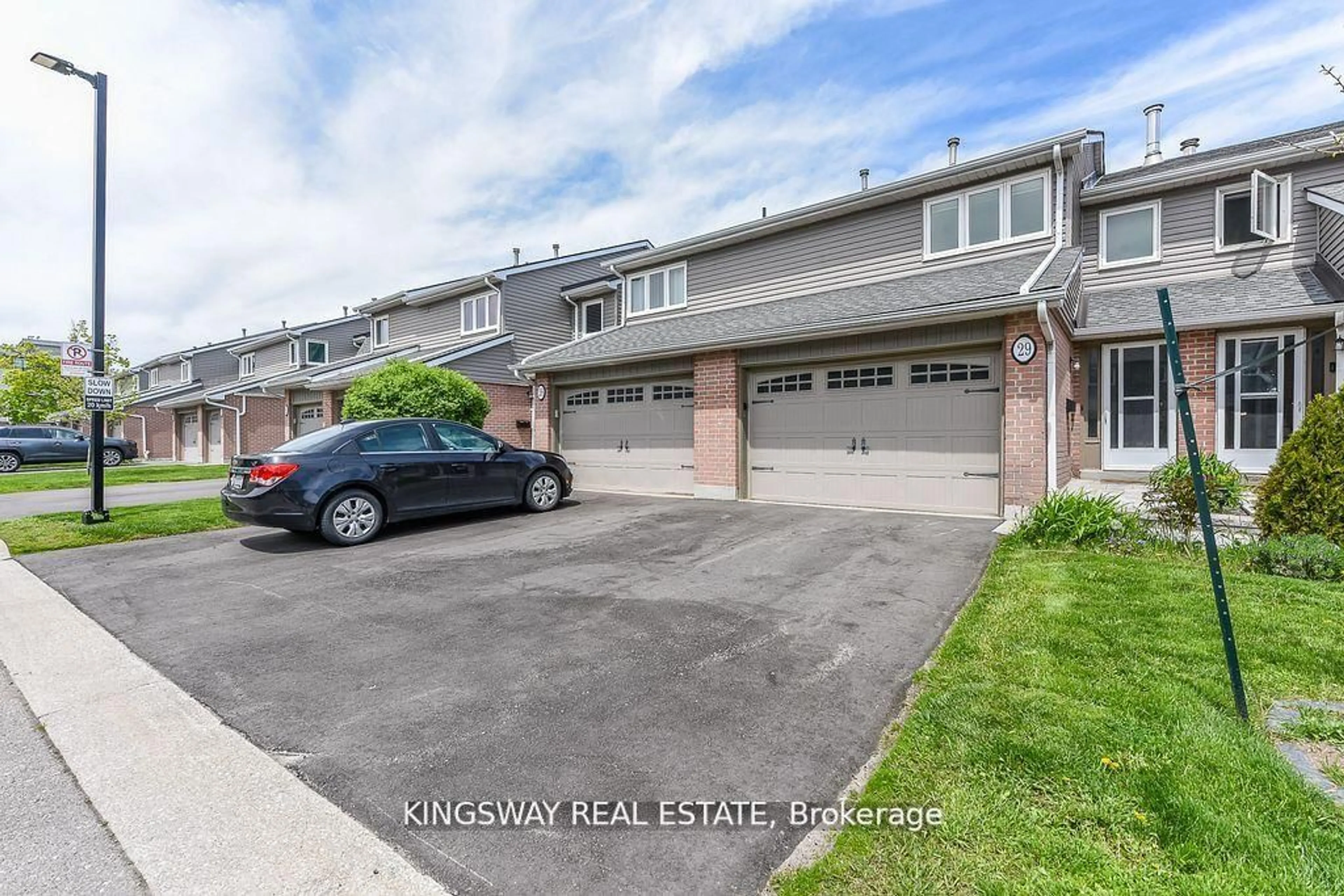A pic from outside/outdoor area/front of a property/back of a property/a pic from drone, street for 3125 FIFTH Line #29, Mississauga Ontario L5L 3S8