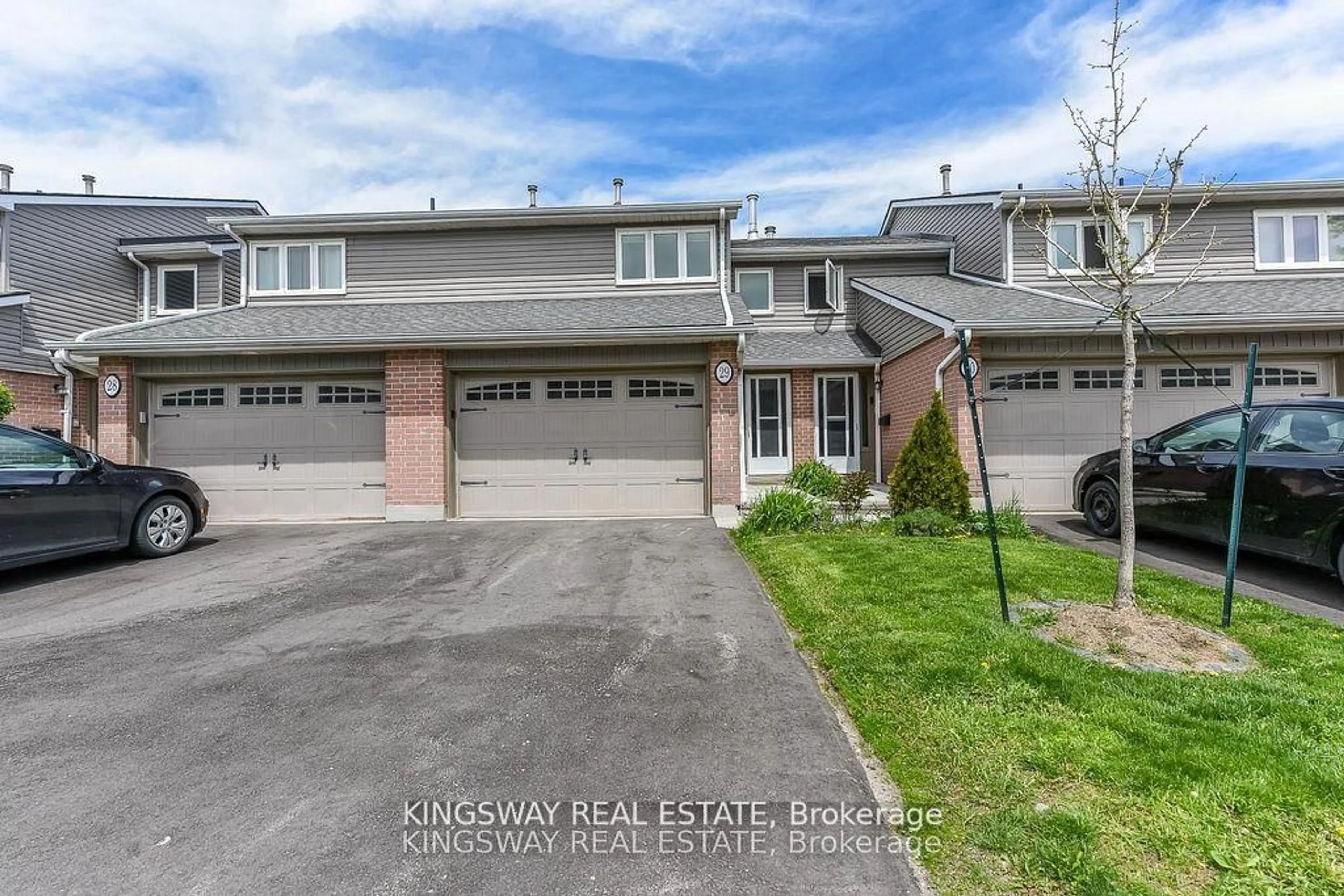 A pic from outside/outdoor area/front of a property/back of a property/a pic from drone, street for 3125 FIFTH Line #29, Mississauga Ontario L5L 3S8