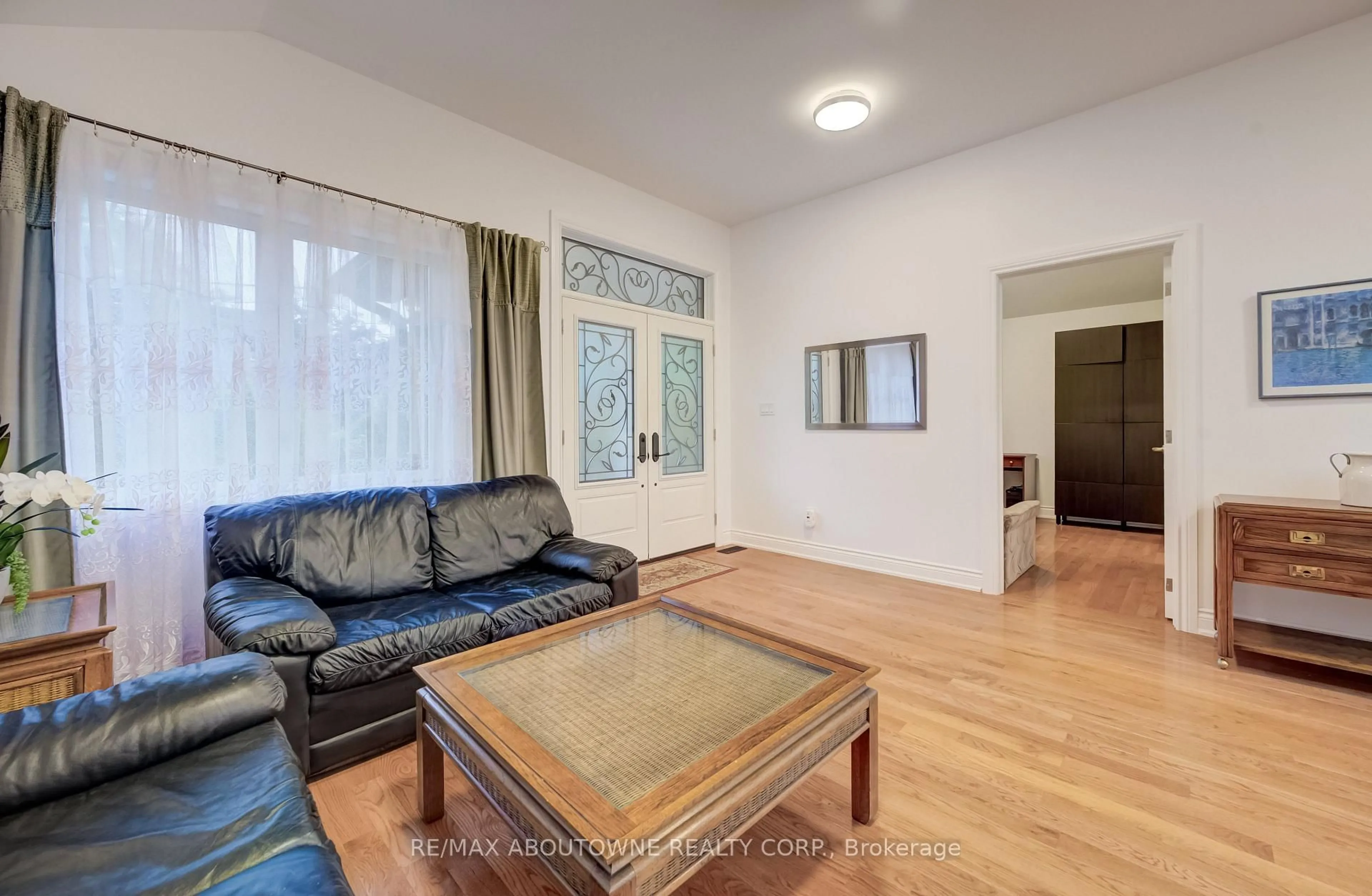 Living room with furniture, unknown for 3091 Parkerhill Rd, Mississauga Ontario L5B 1V6