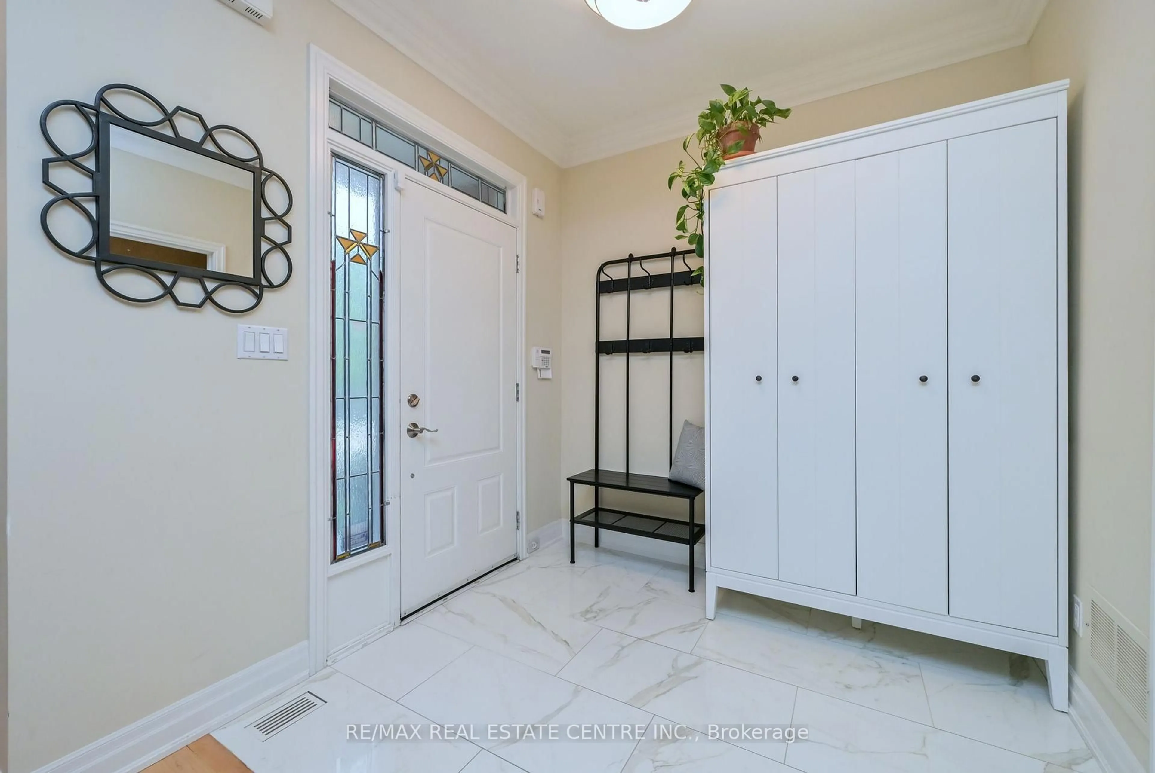 Indoor entryway for 68 Compass Way #43, Mississauga Ontario L5G 4T8