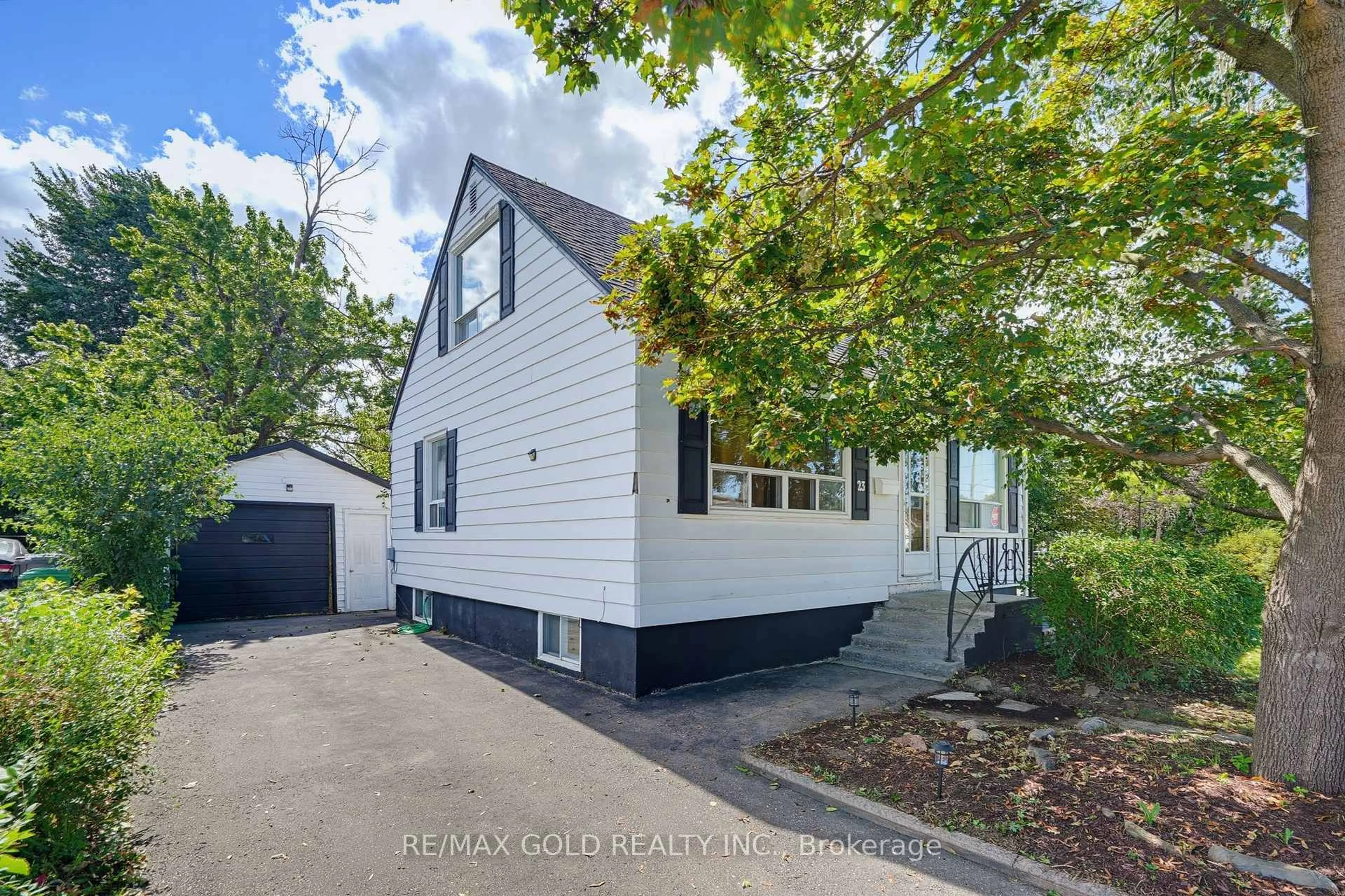 A pic from outside/outdoor area/front of a property/back of a property/a pic from drone, street for 23 Pleasantview Ave, Brampton Ontario L6X 1W5