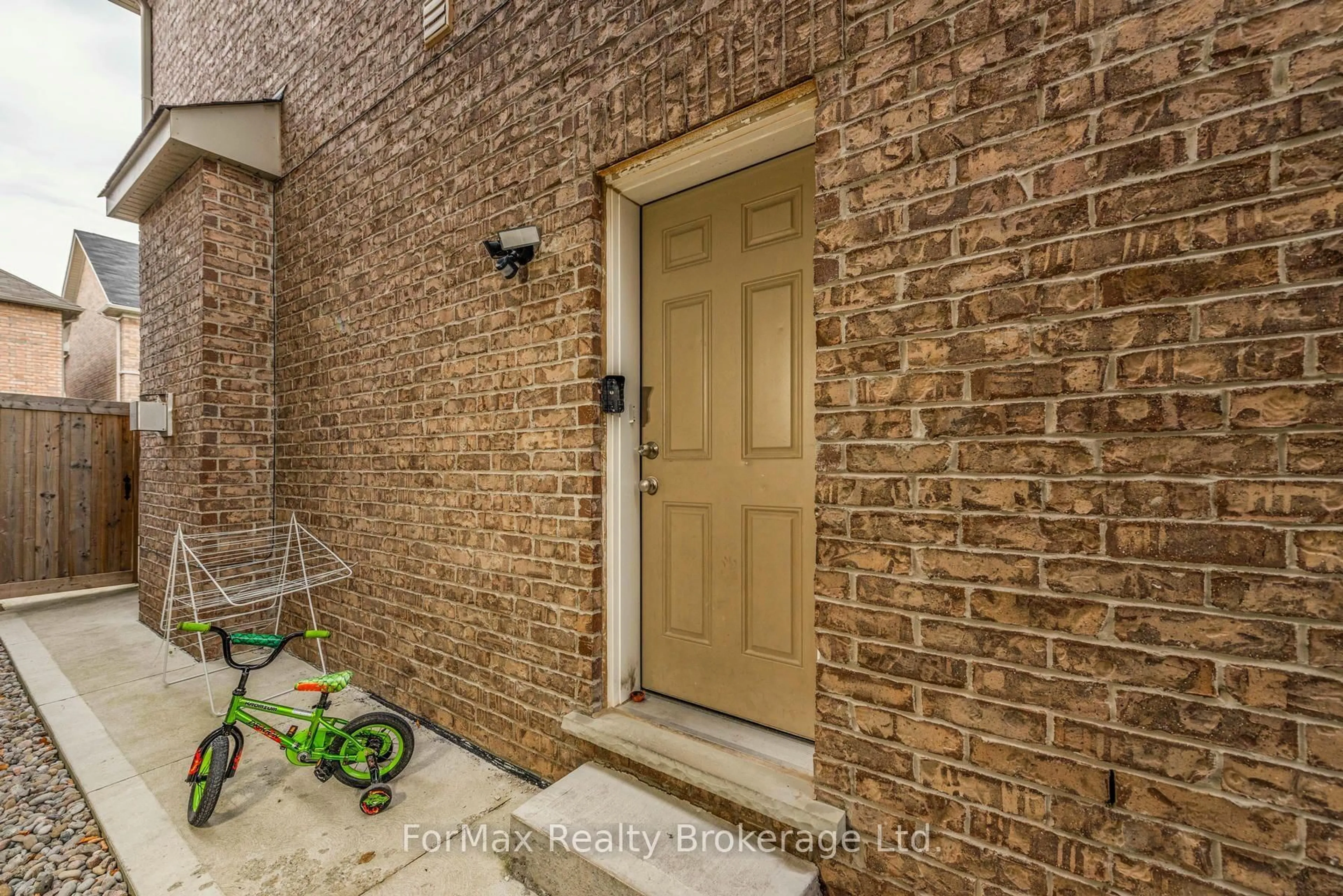 Indoor entryway for 70 Zanetta Cres, Brampton Ontario L6Y 6A2