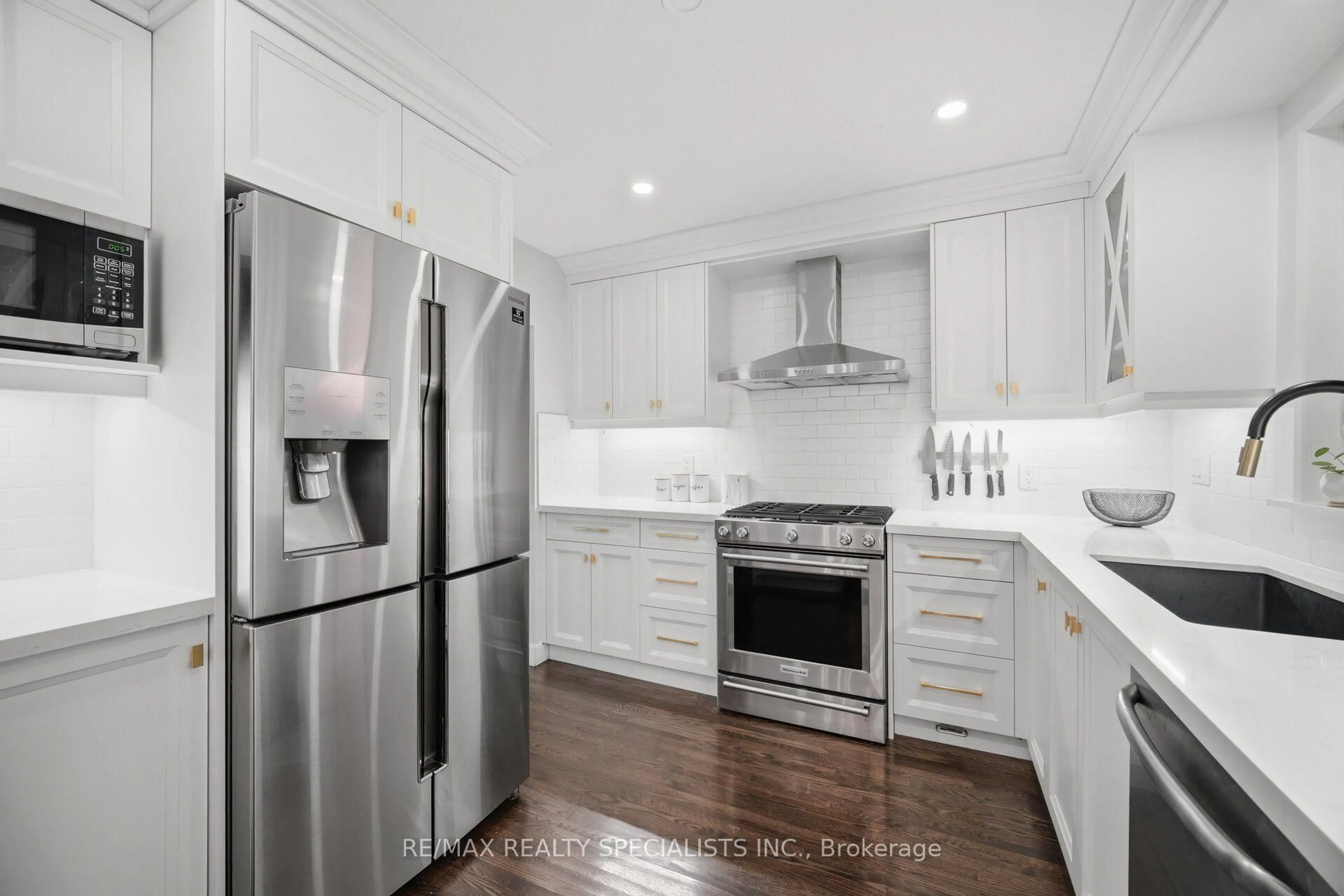 Contemporary kitchen, unknown for 89 Alhart Dr, Toronto Ontario M9V 2N6