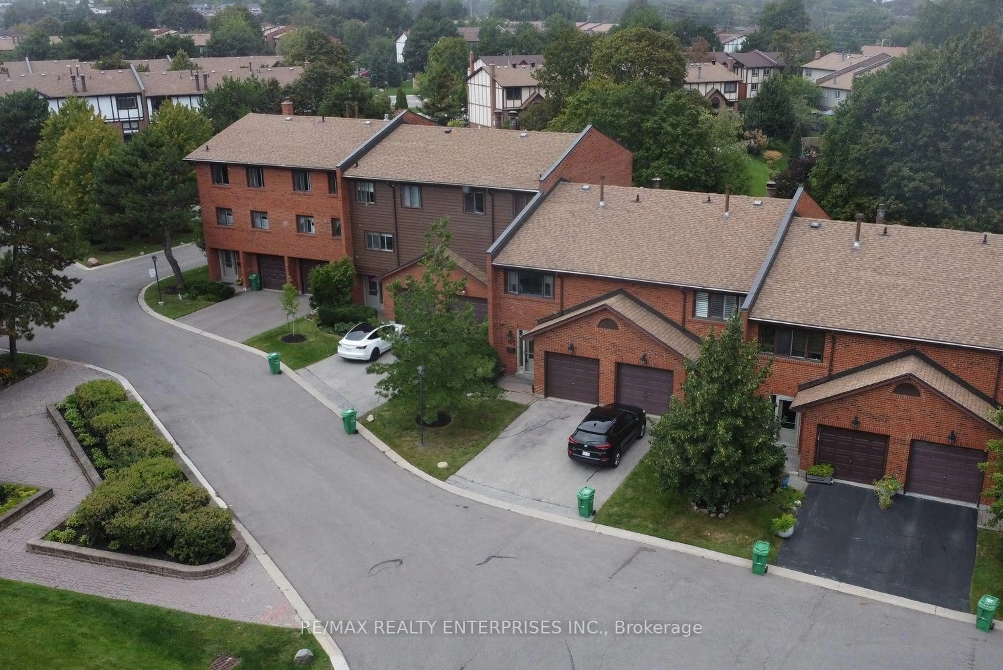 A pic from outside/outdoor area/front of a property/back of a property/a pic from drone, unknown for 4165 Fieldgate Dr #102, Mississauga Ontario L4W 2M9