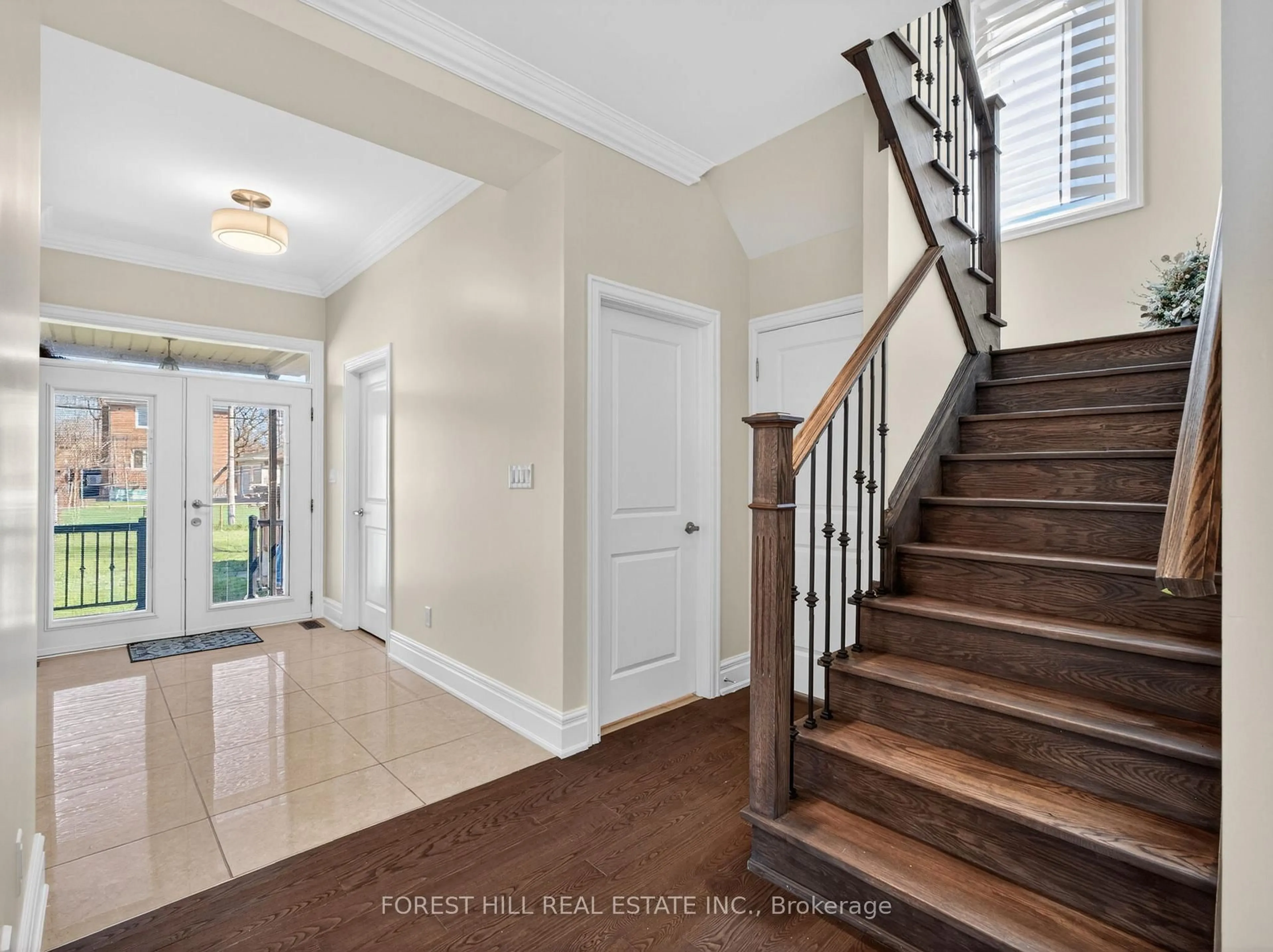 Indoor entryway for 114 Regent Rd, Toronto Ontario M3K 1H4